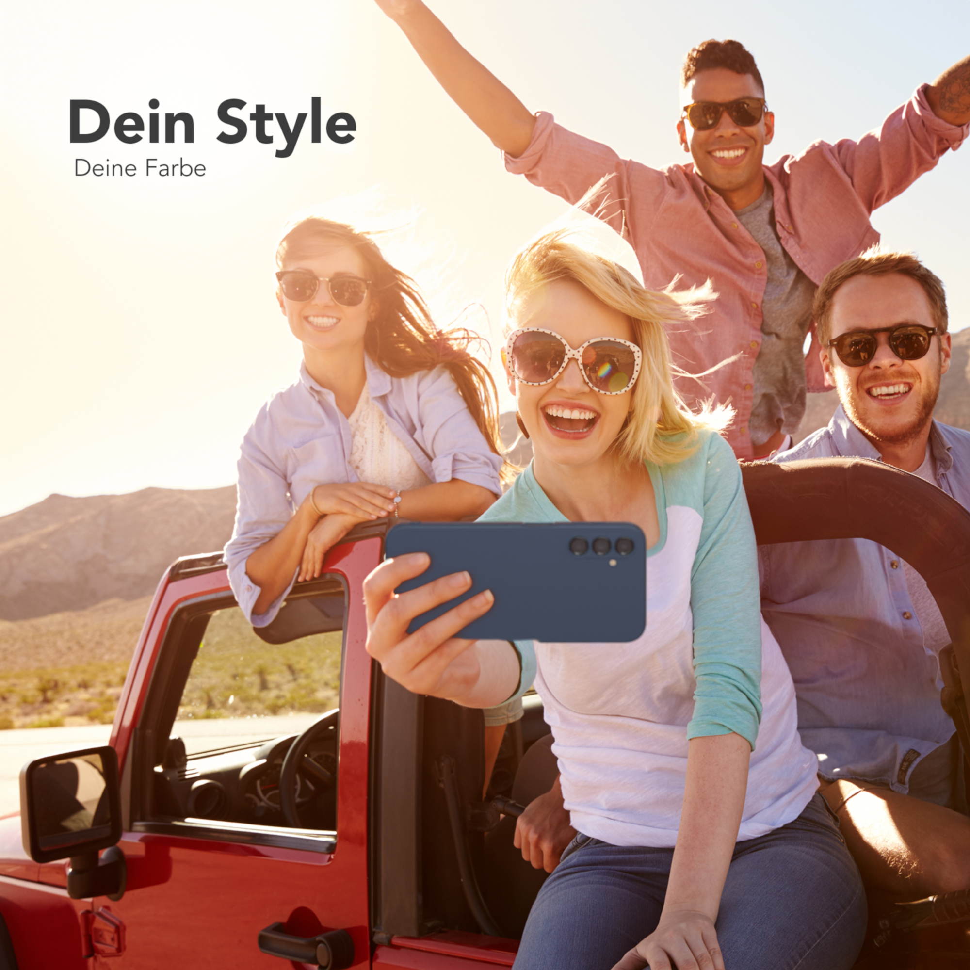 Gruppe von Leuten in einem roten Jeep, die ein Selfie mit einer blauen Handyhülle machen.