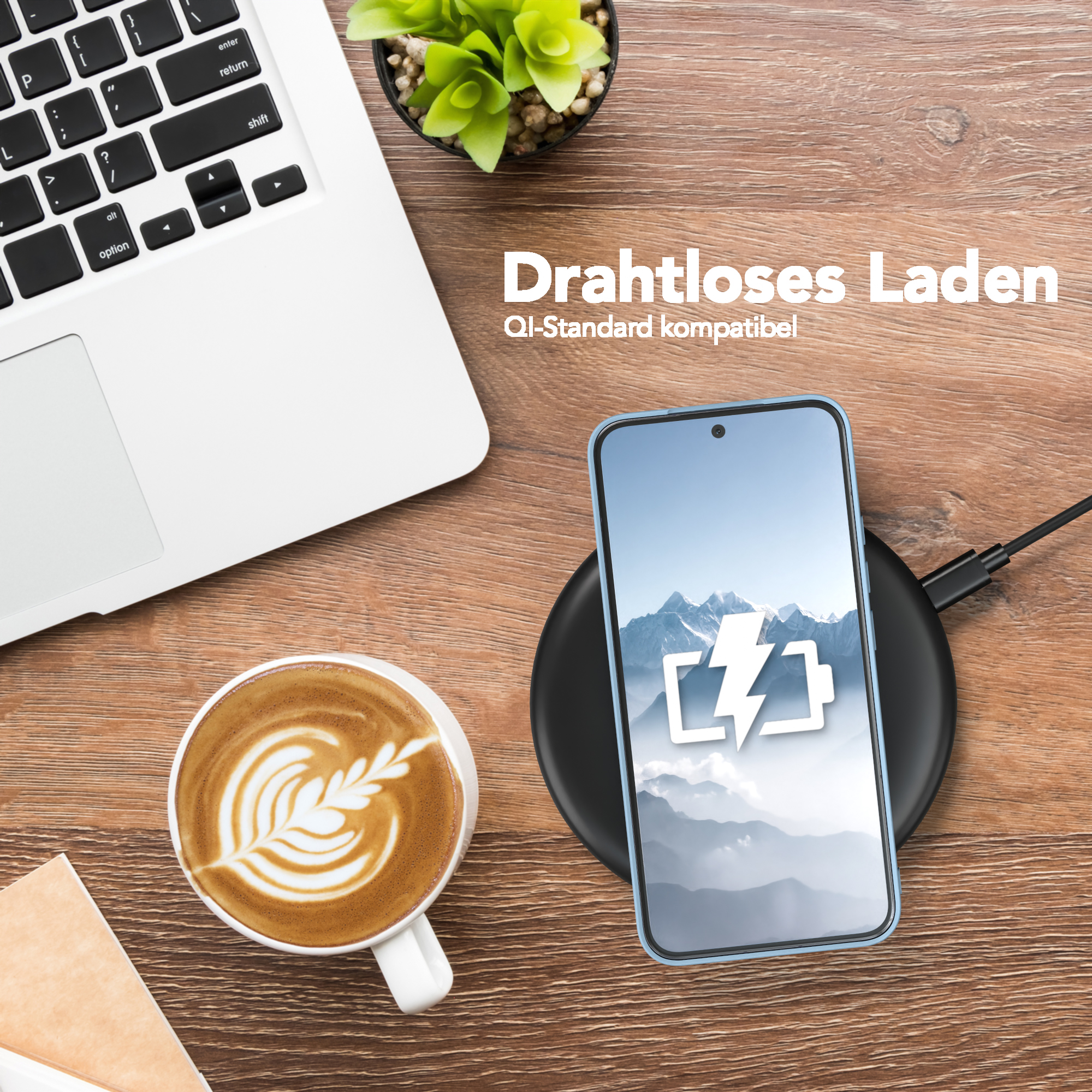 Smartphone wird kabellos auf einem Pad geladen, neben einer Kaffeetasse.
