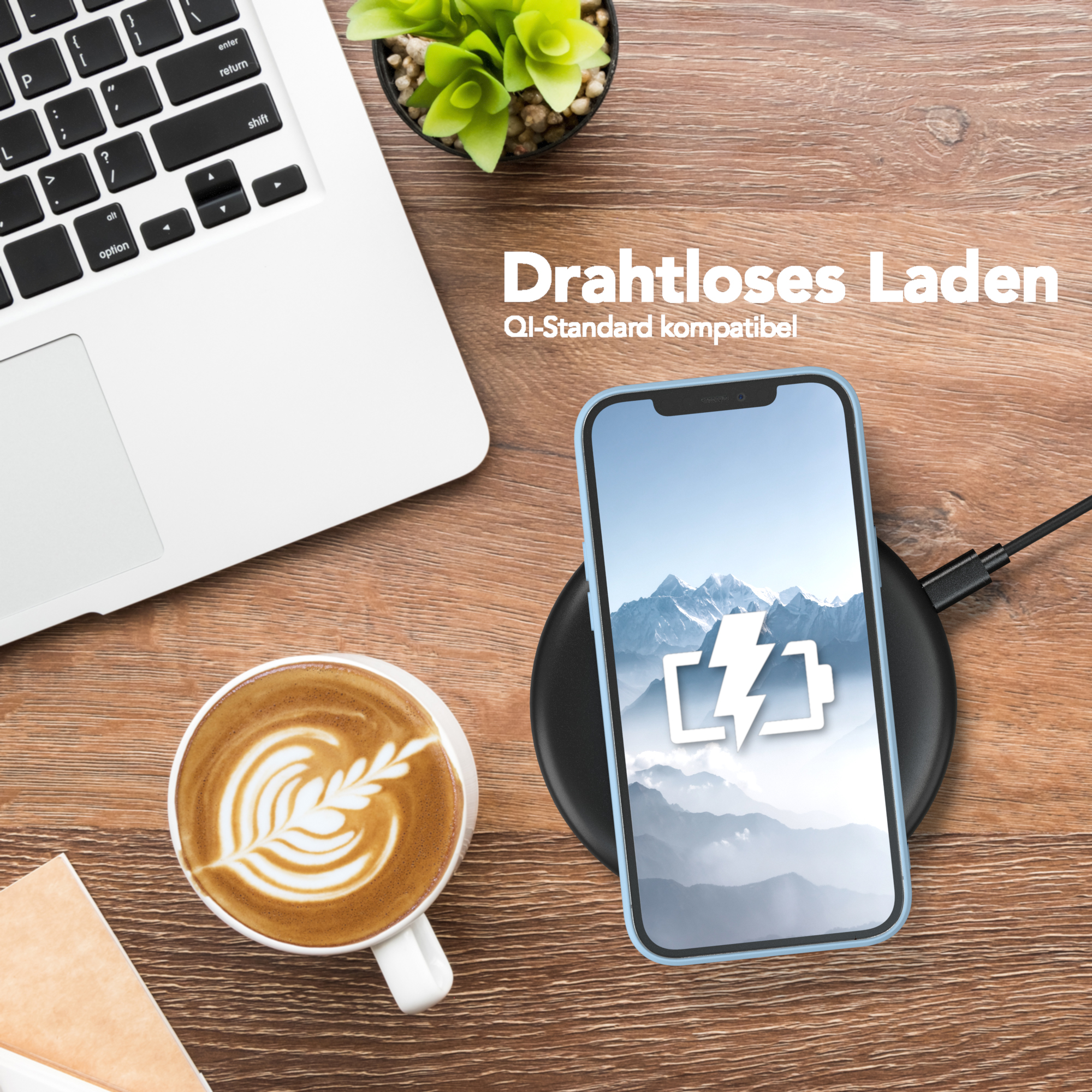 Laptop, Kaffee und Telefon, das drahtlos auf einem Pad geladen wird. Telefon in blauer Hülle.