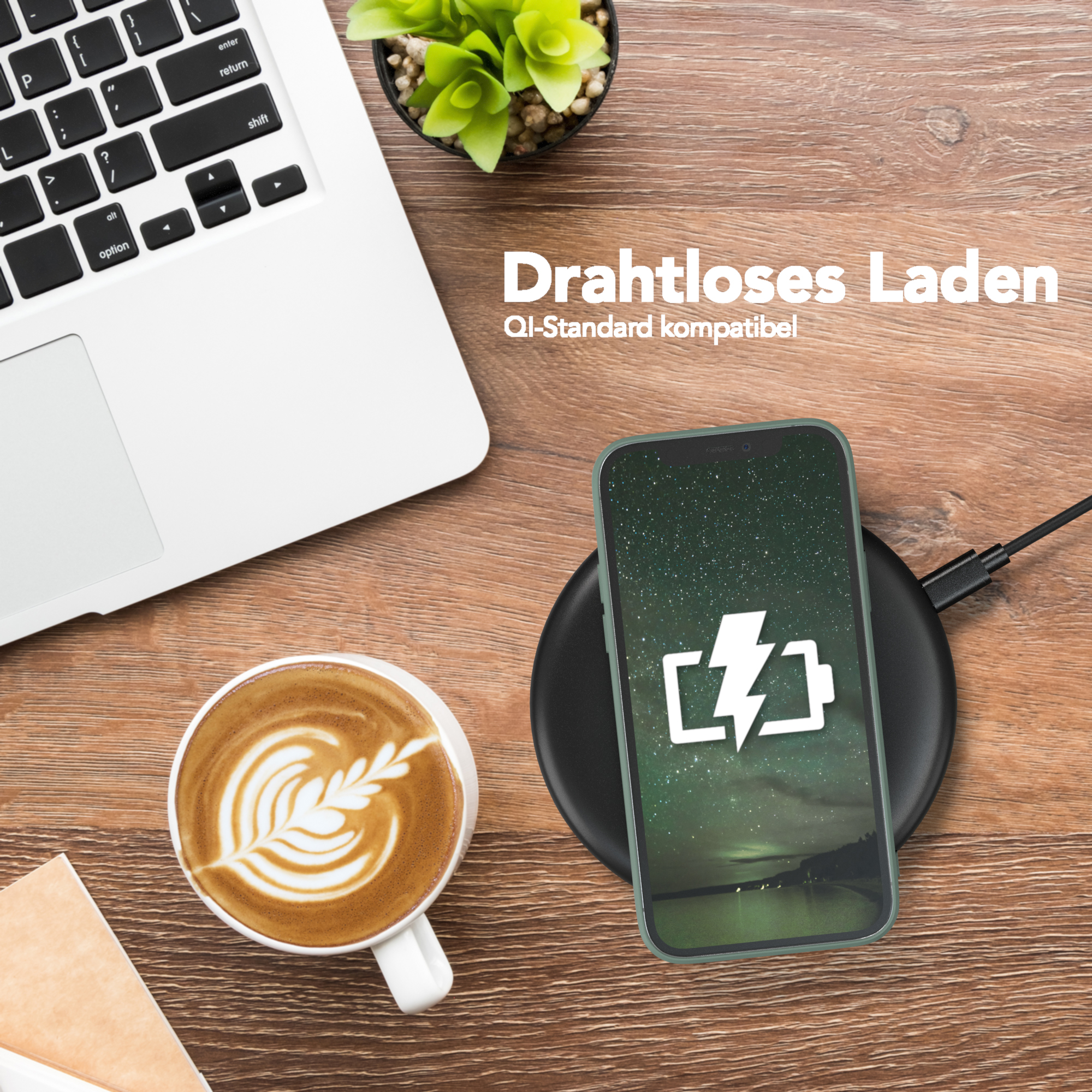 Laptop, Kaffeetasse und Telefon auf einem kabellosen Ladegerät. Holztisch.
