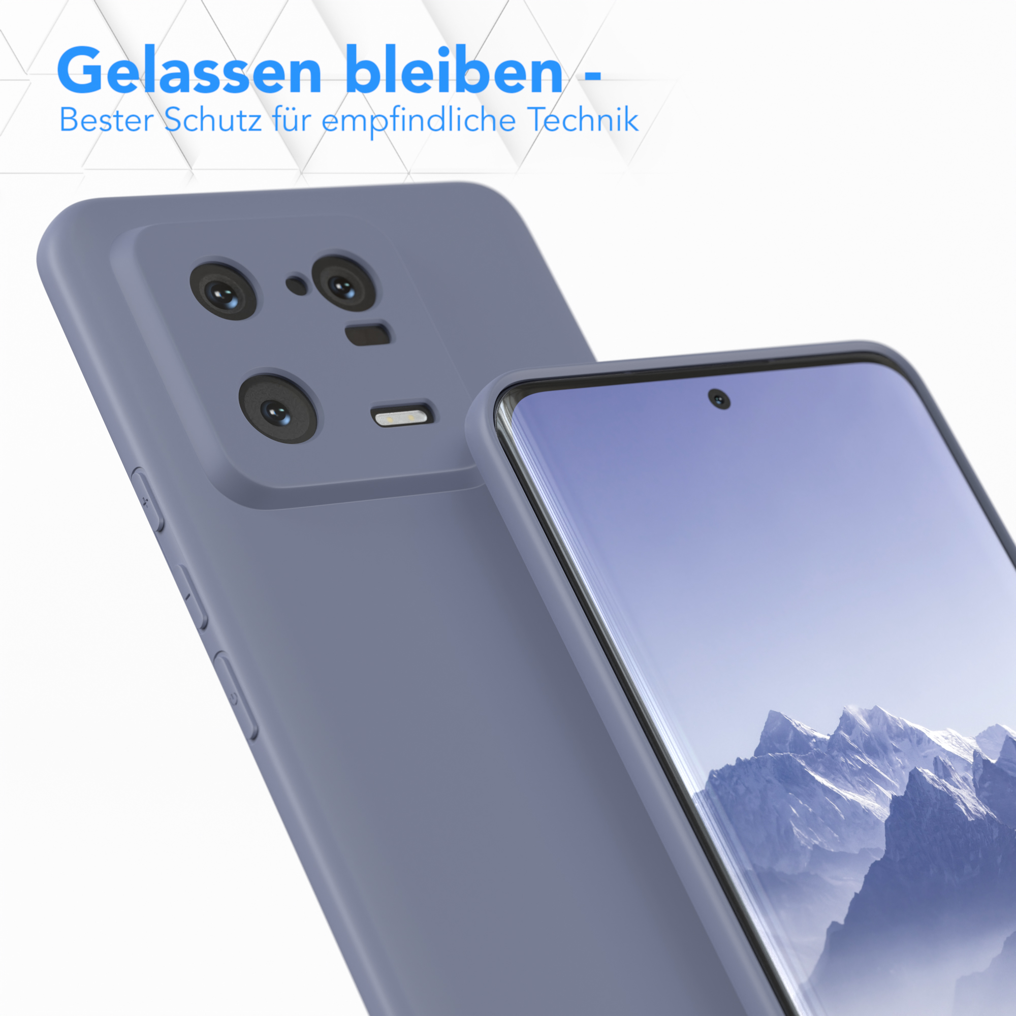 Ein Telefon in einer Hülle neben einer anderen Hülle, mit verschwommenem Hintergrund.