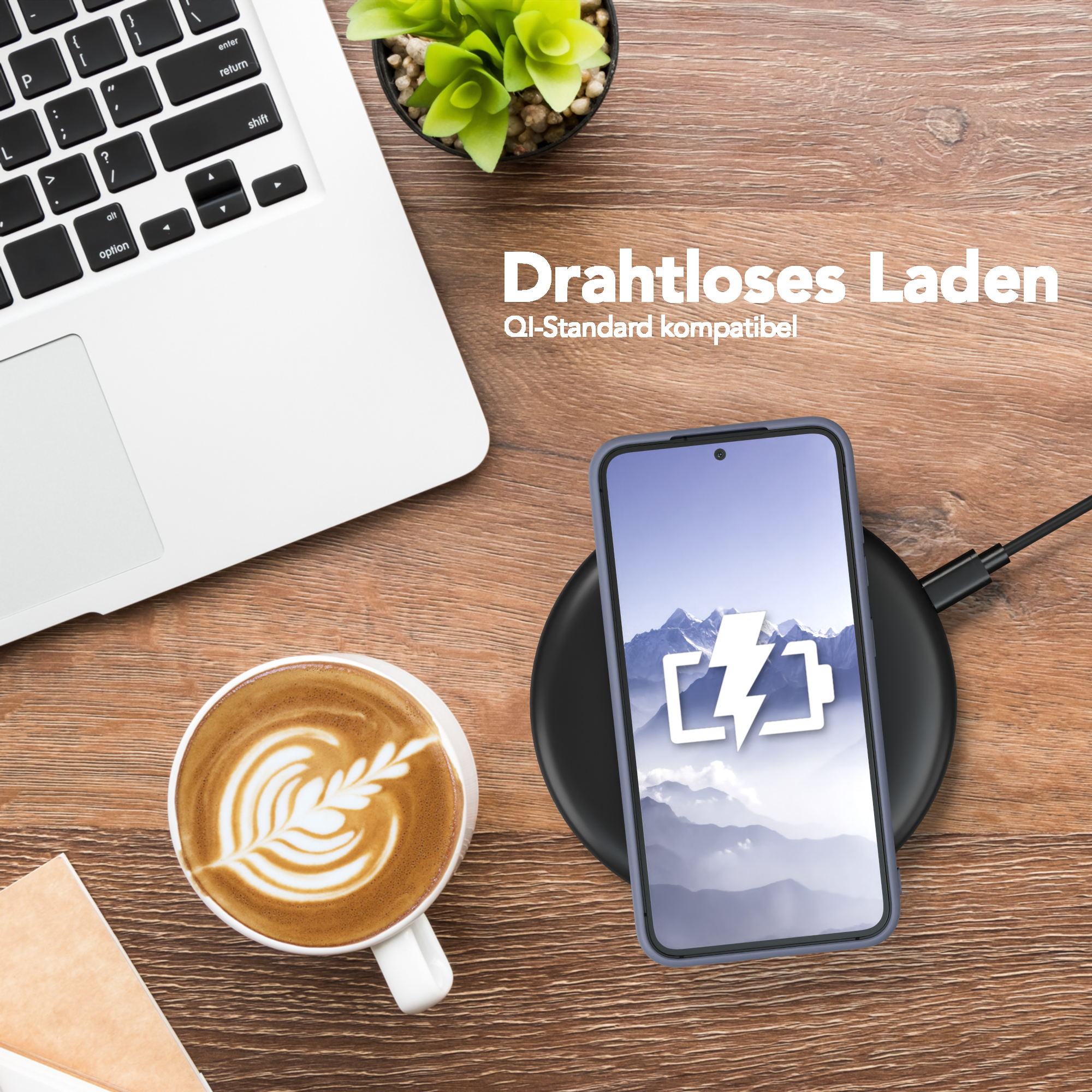 Ein Telefon wird drahtlos auf einem schwarzen Pad aufgeladen, neben einem Laptop und einer Tasse Kaffee.