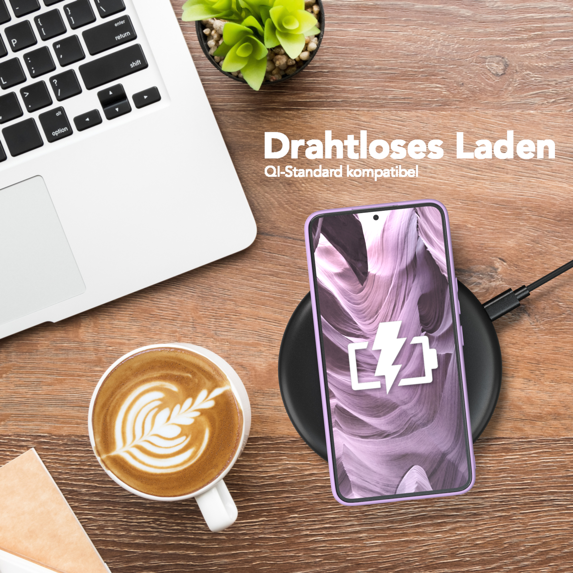 Ein Telefon, das drahtlos geladen wird, mit einer Kaffeetasse und einem Laptop.