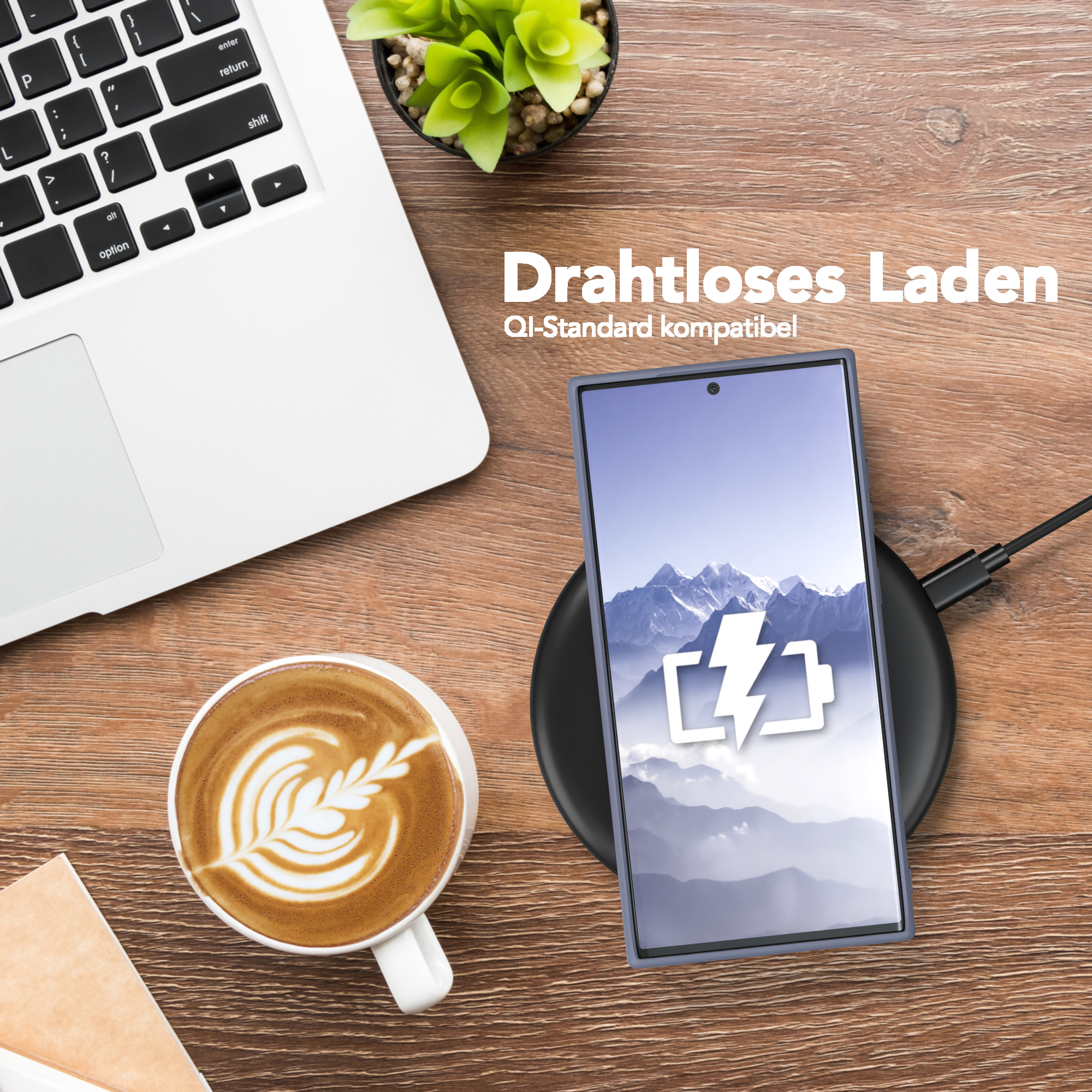 Ein Telefon auf einem kabellosen Ladegerät. Ein Laptop und eine Kaffeetasse stehen auf dem Holztisch.