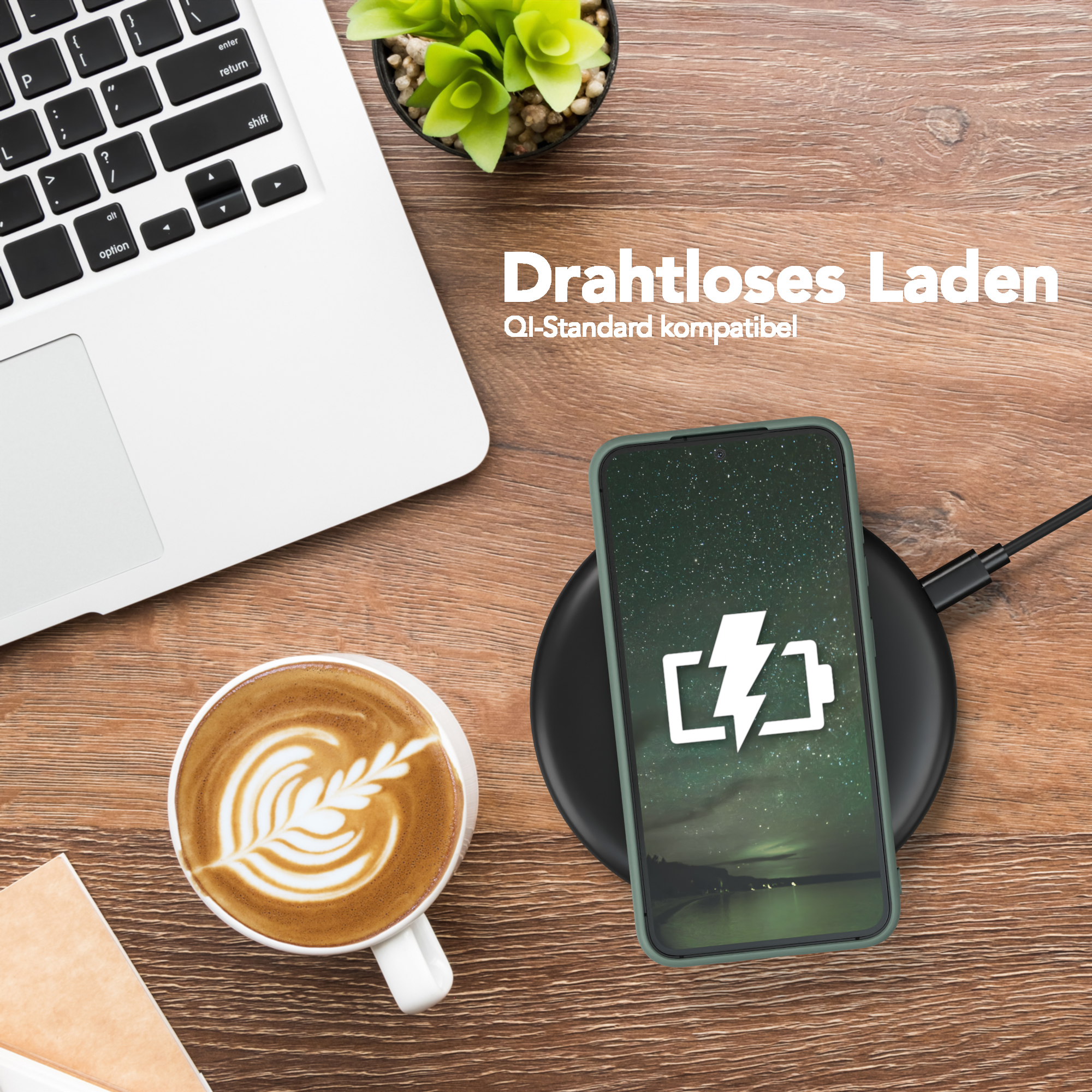 Telefon kabellos auf einem Pad laden, neben einem Laptop und einer Kaffeetasse.