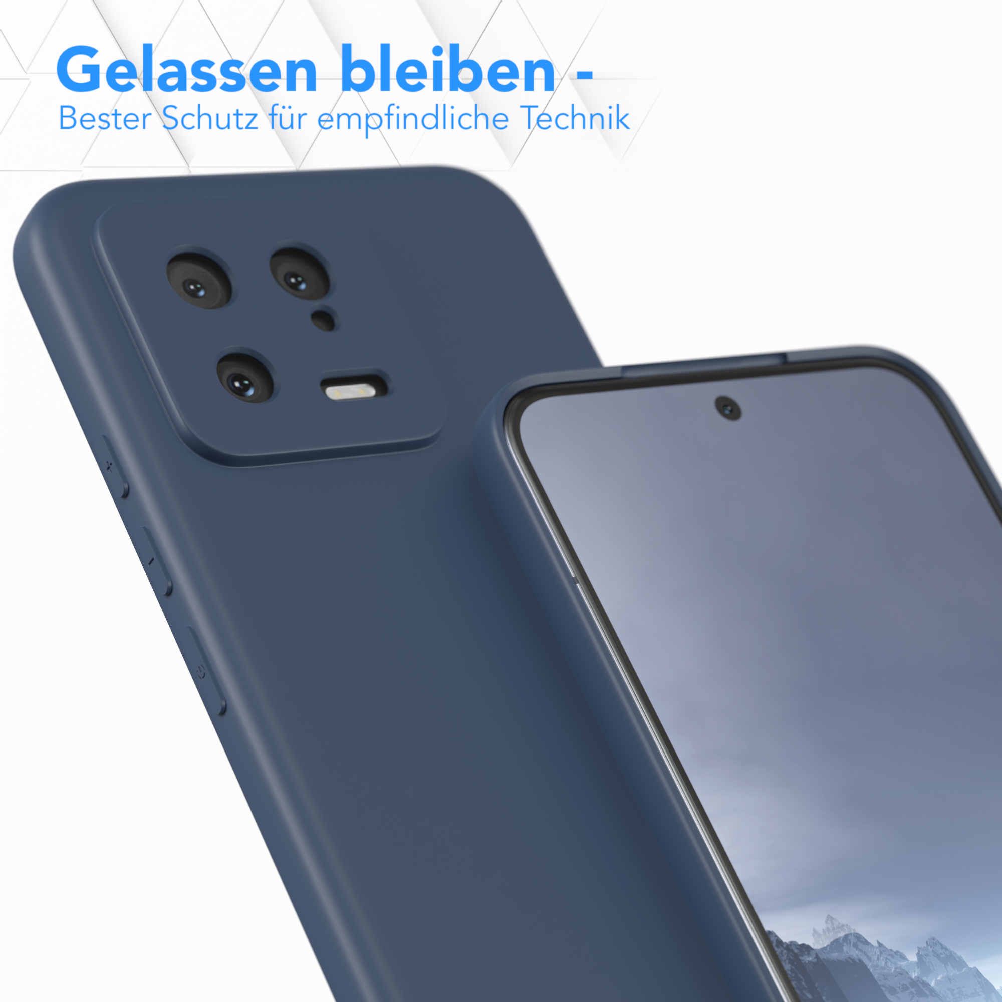 Nahaufnahme einer blauen Handyhülle über einem Telefon, dessen Bildschirm eine Landschaft zeigt.