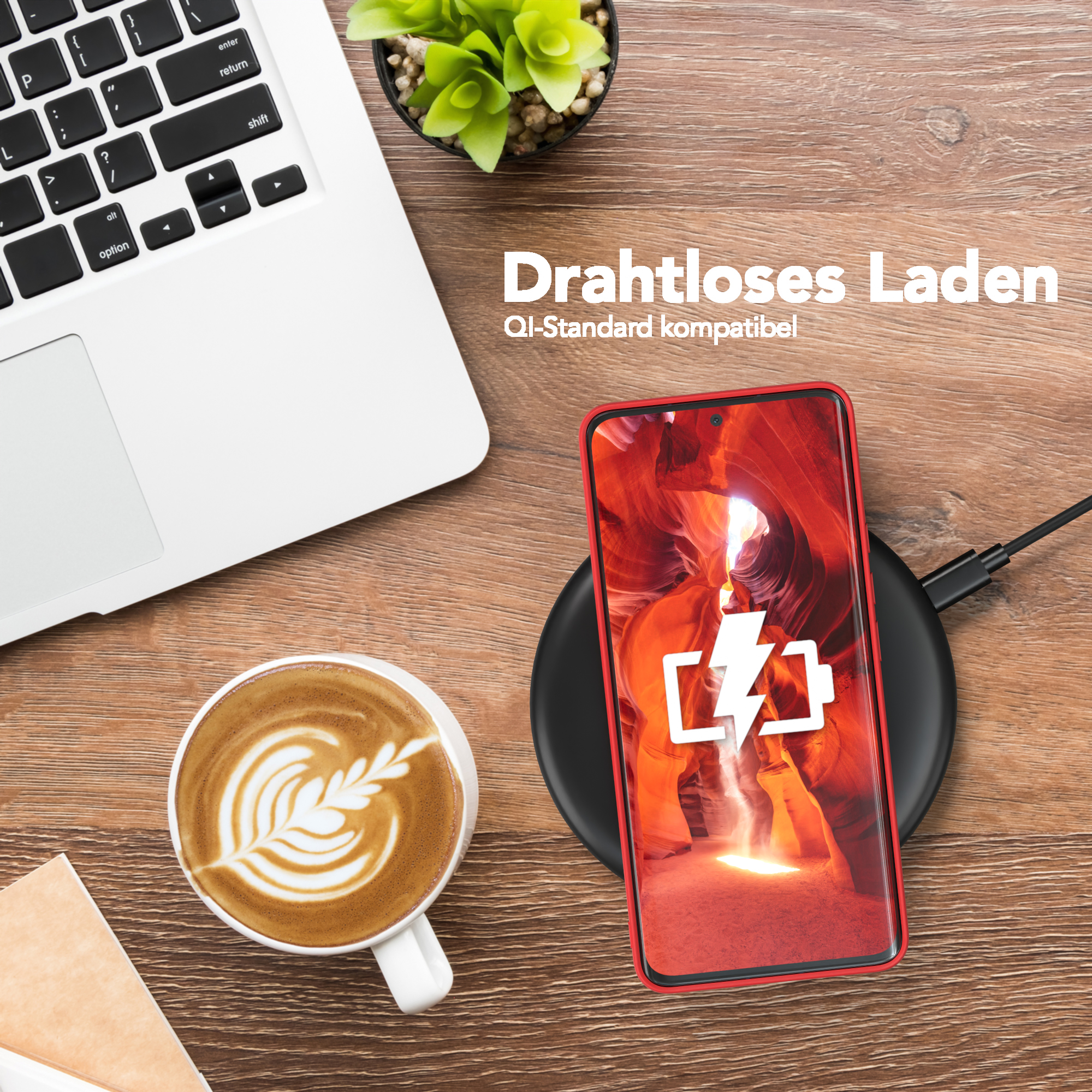 Telefon mit roter Hülle wird drahtlos geladen. Kaffeetasse und Laptop in der Nähe.