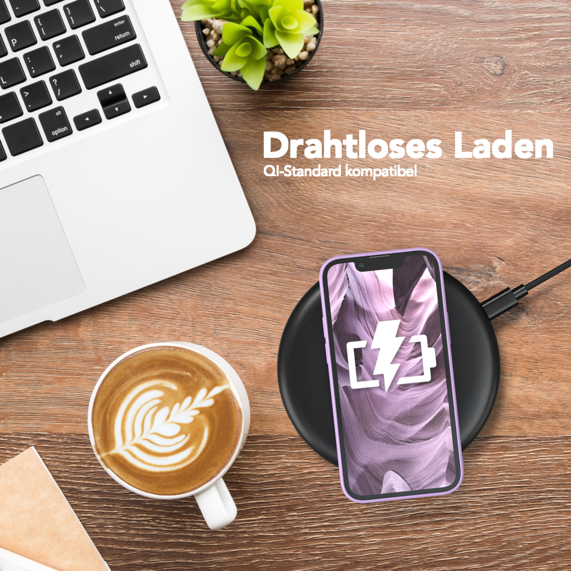 Telefon wird drahtlos geladen. Telefon mit lila Hülle auf einem schwarzen Ladegerät. Kaffeetasse.