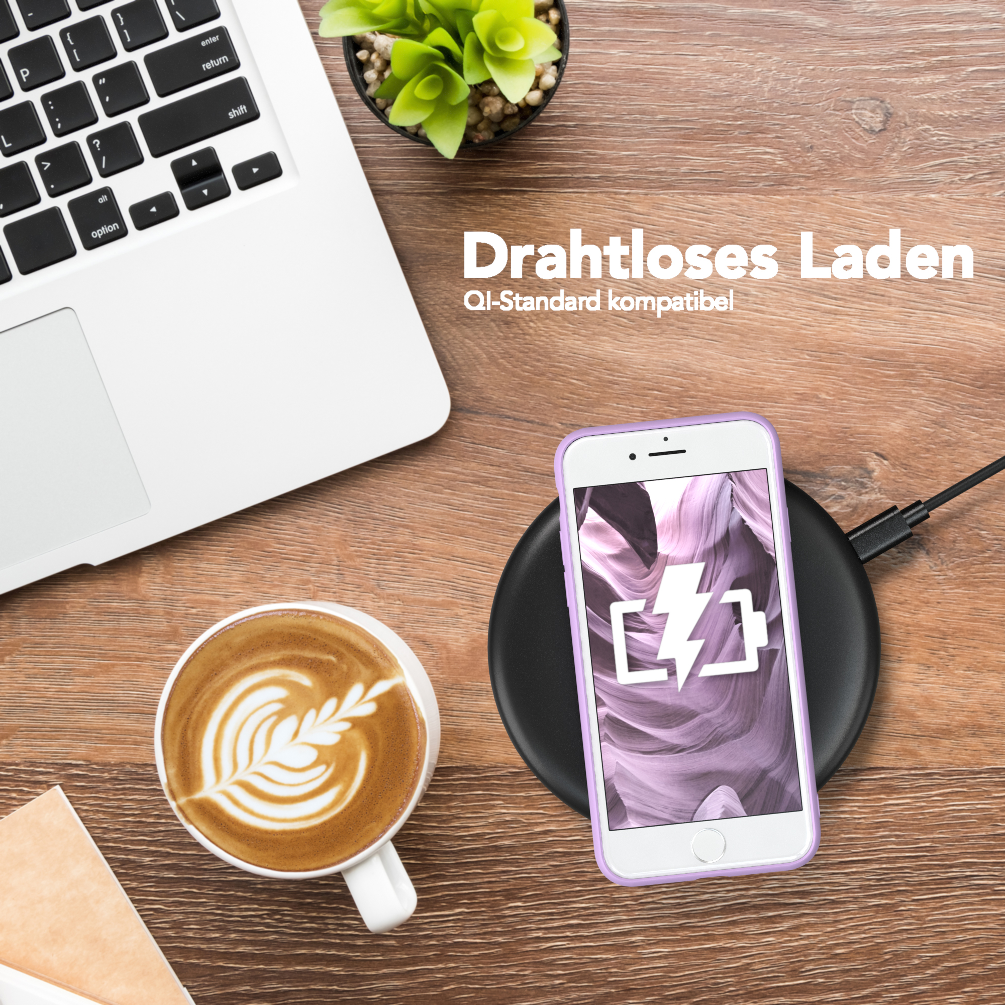 Ein Telefon, das kabellos geladen wird. Ein weißer Laptop und eine Tasse Kaffee sind vorhanden.
