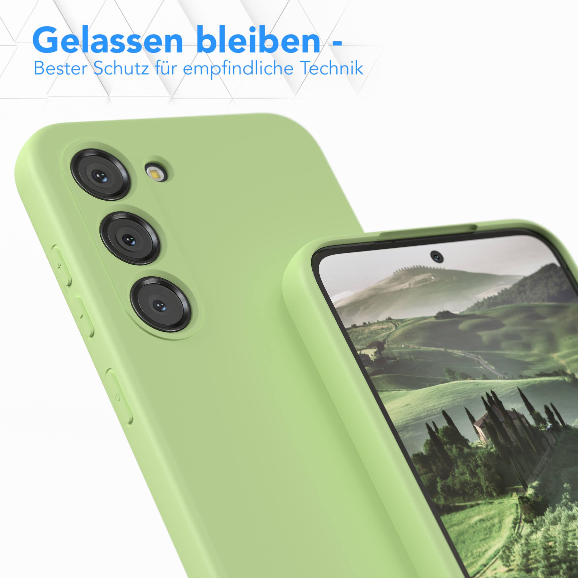 Eine grüne Handyhülle neben einem Telefon mit verschwommenem Hintergrund.