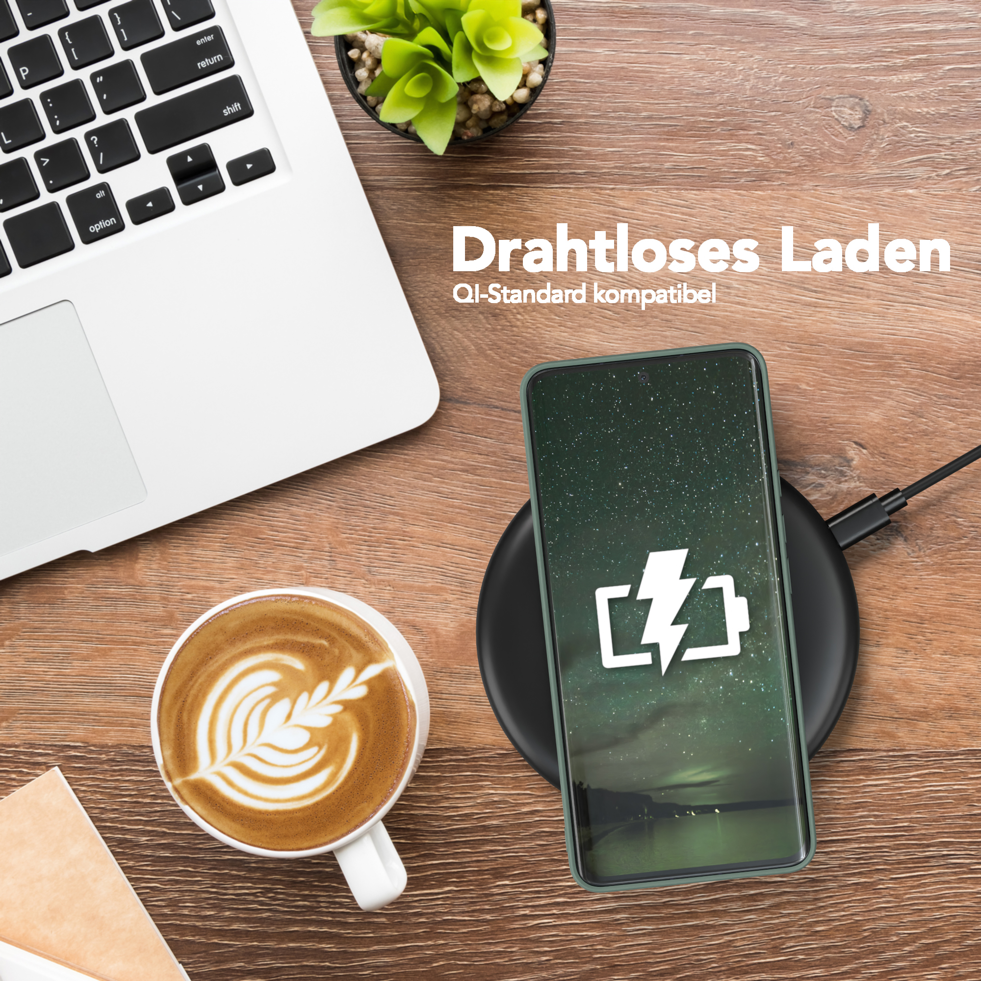 Telefon auf kabellosem Ladegerät. Laptop, Kaffee und Pflanze auf einem Holztisch.