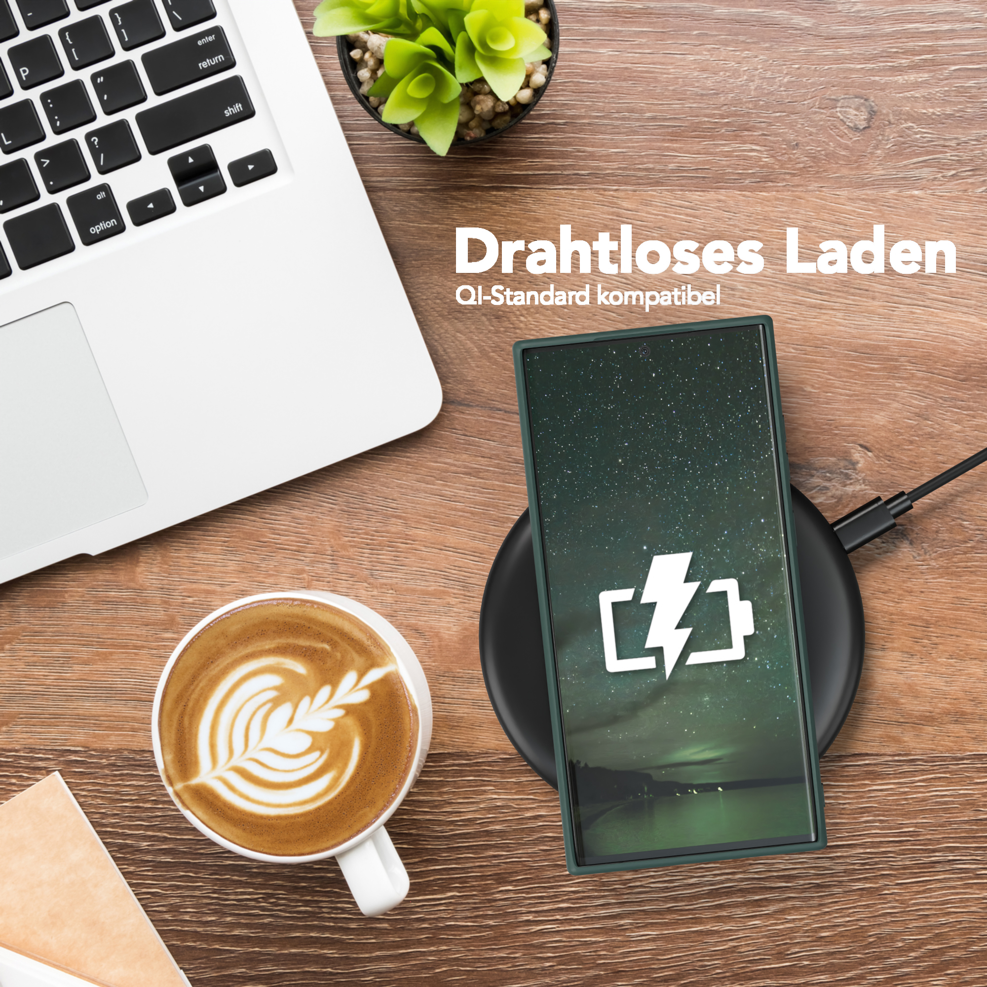 Telefon lädt auf drahtlosem Ladegerät, Kaffee und Laptop auf dem Schreibtisch.