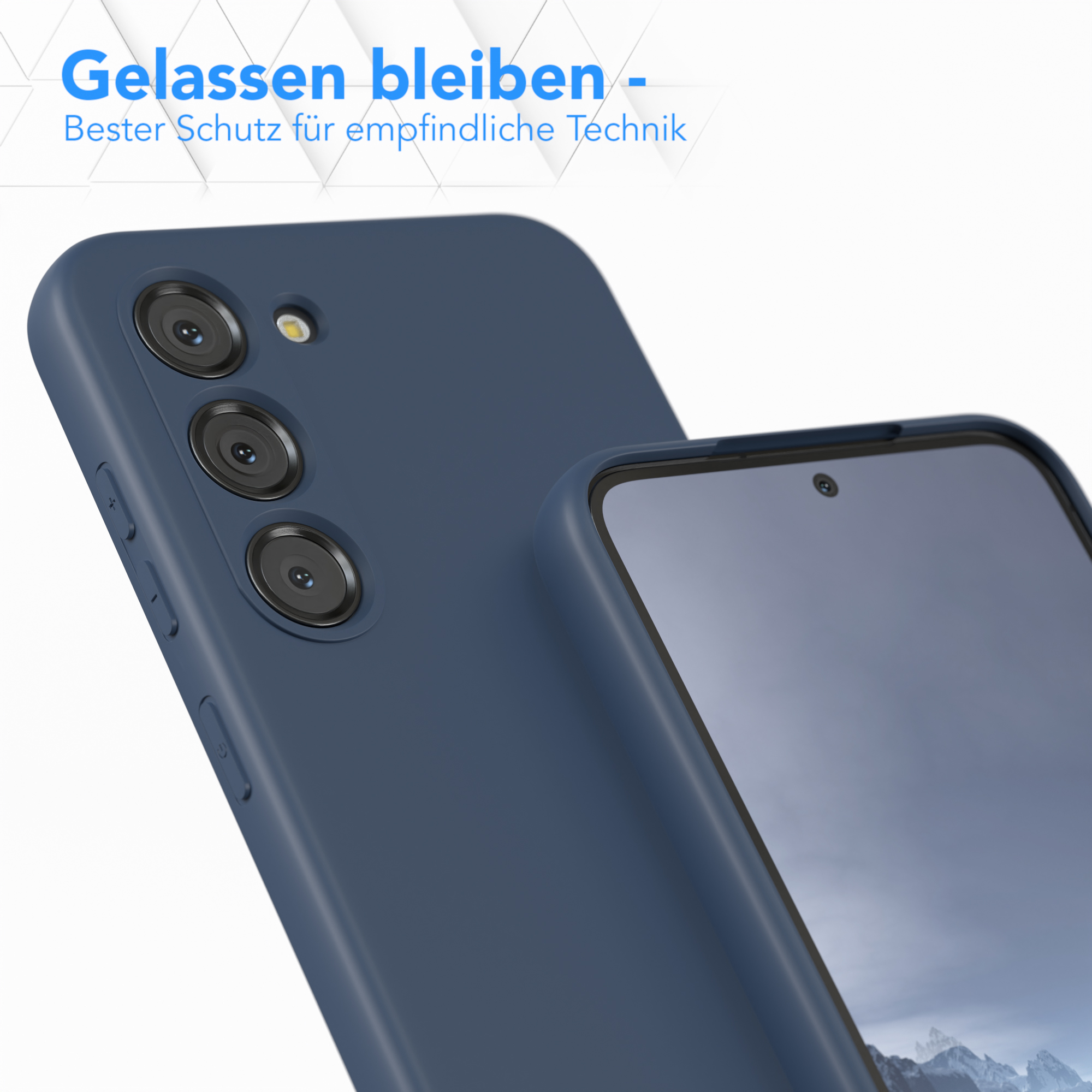 Nahaufnahme einer marineblauen Handyhülle mit drei Kameralinsen. Die Rückseite eines anderen Telefons ist sichtbar.