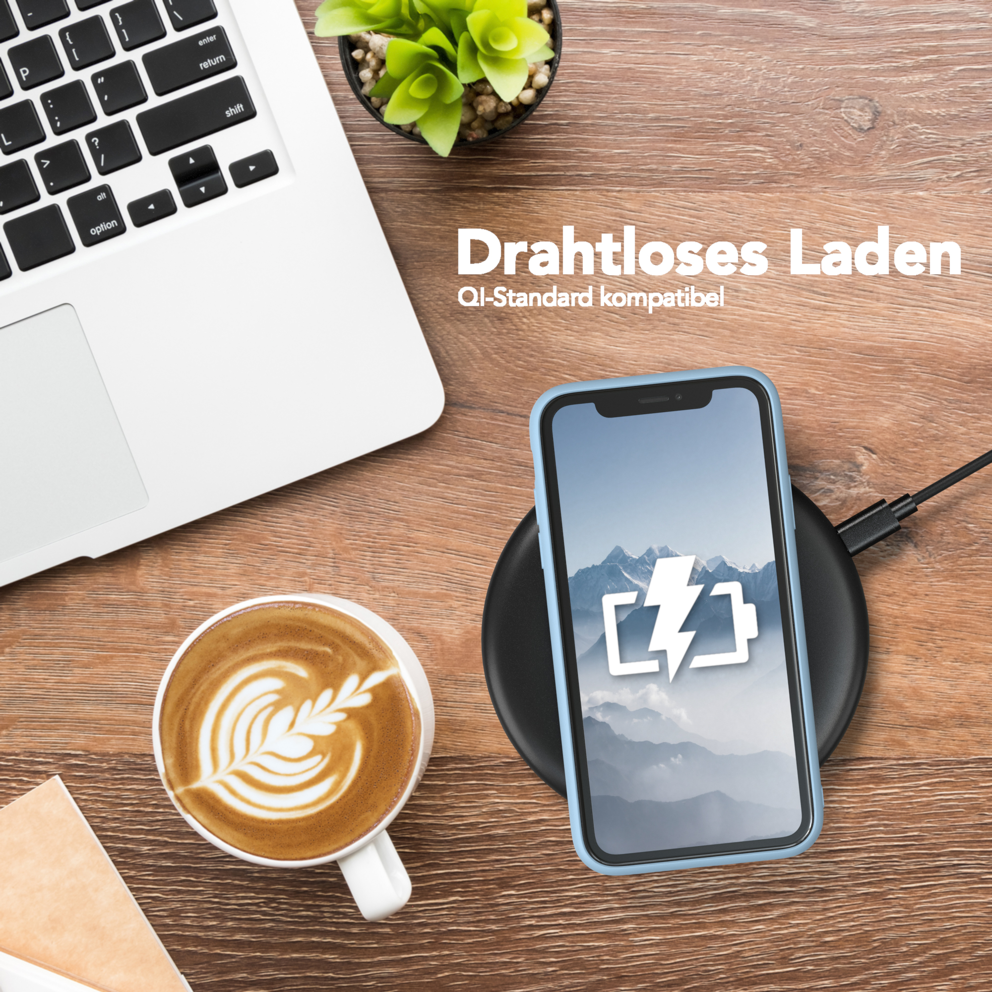 Handyhülle auf einem Holzschreibtisch mit Laptop, Kaffee und Pflanze. Kabelloses Laden.