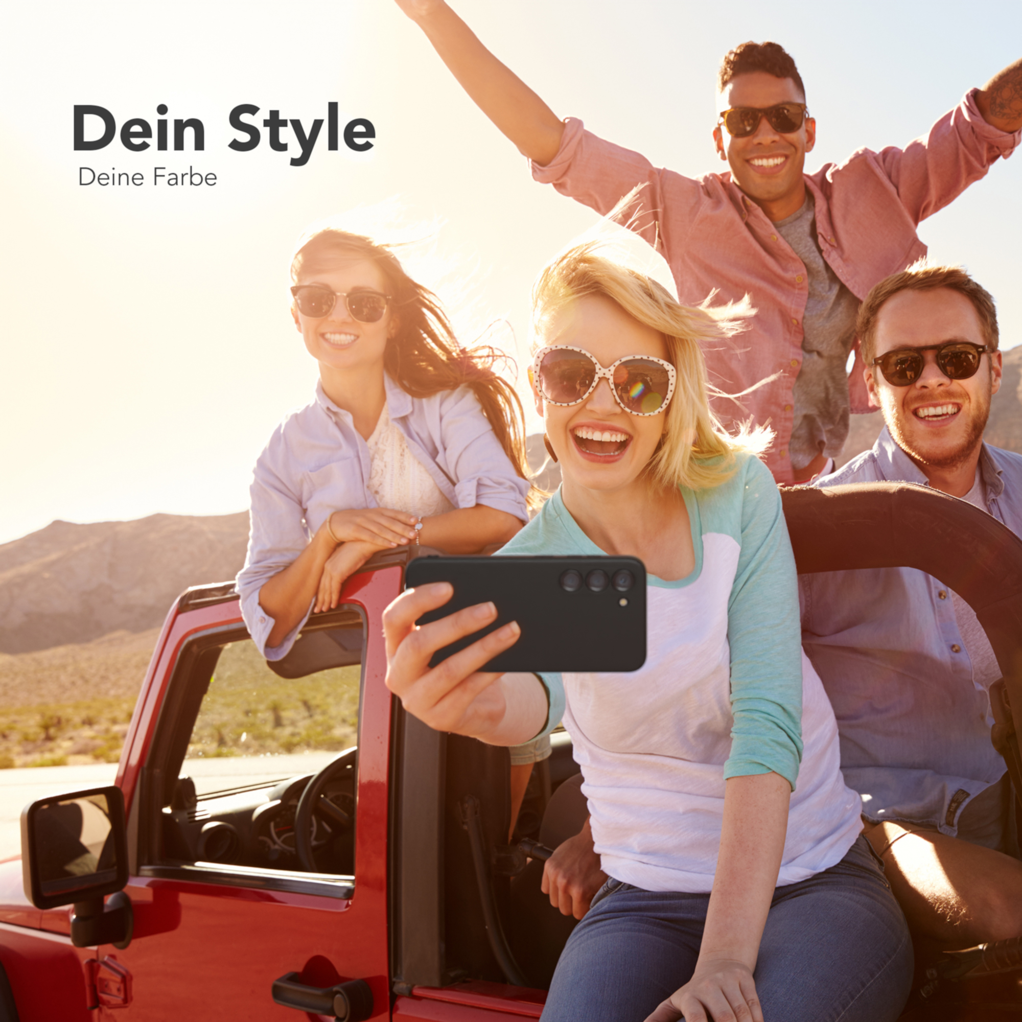 Freundesgruppe macht Selfie mit schwarzer Handyhülle. Text lautet 'Dein Style, Deine Farbe'.