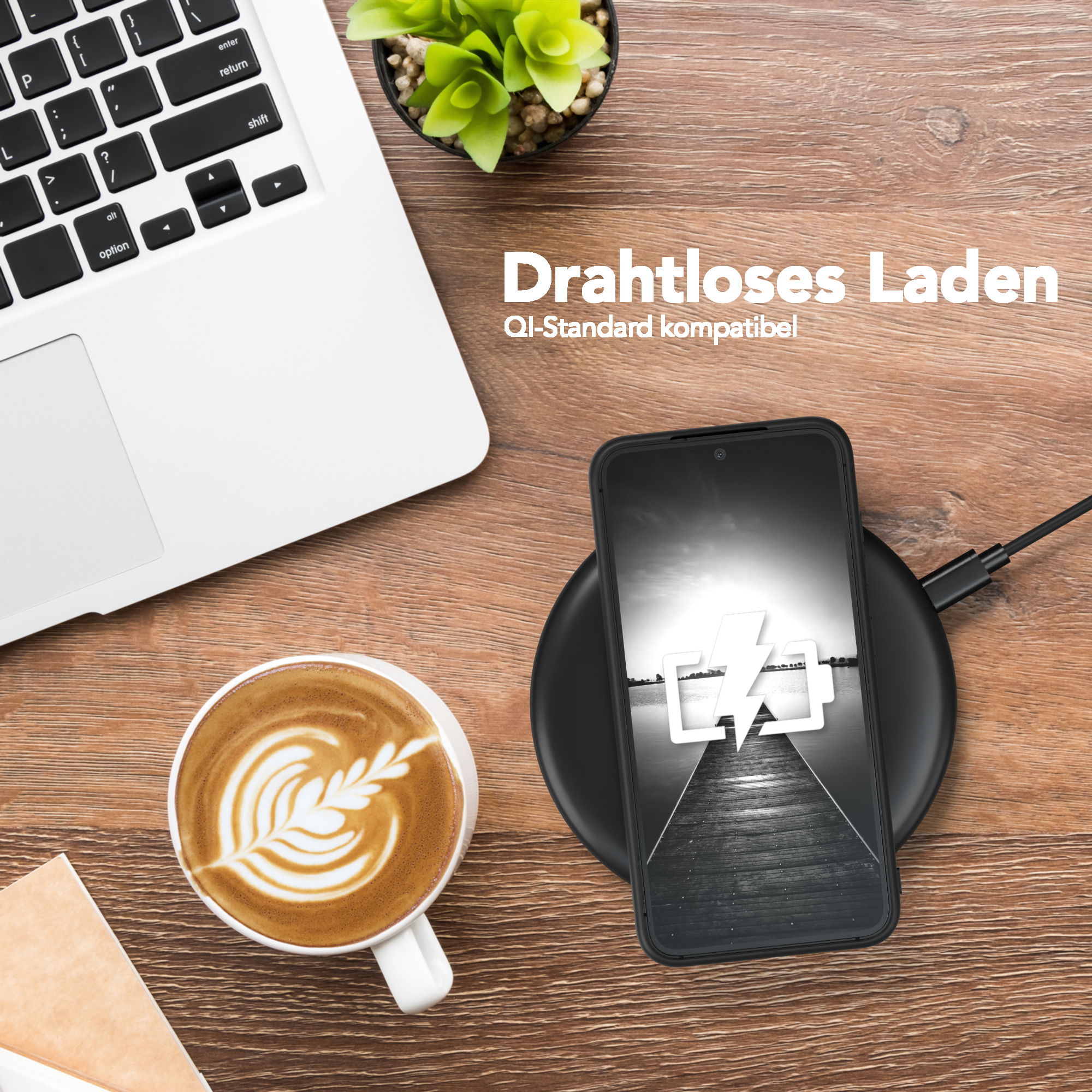 Laptop, Kaffee mit Latte Art und ein Telefon auf einem kabellosen Ladegerät. Text: Kabelloses Laden.