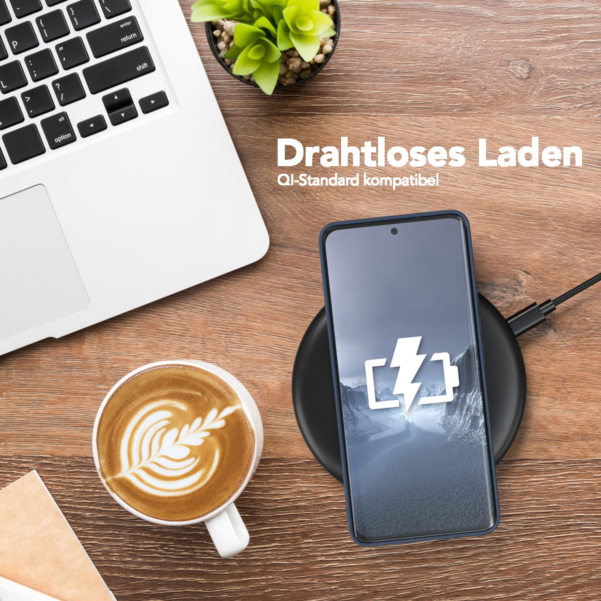 Telefon auf Ladepad, neben Laptop und Kaffeetasse. Holzschreibtischoberfläche.