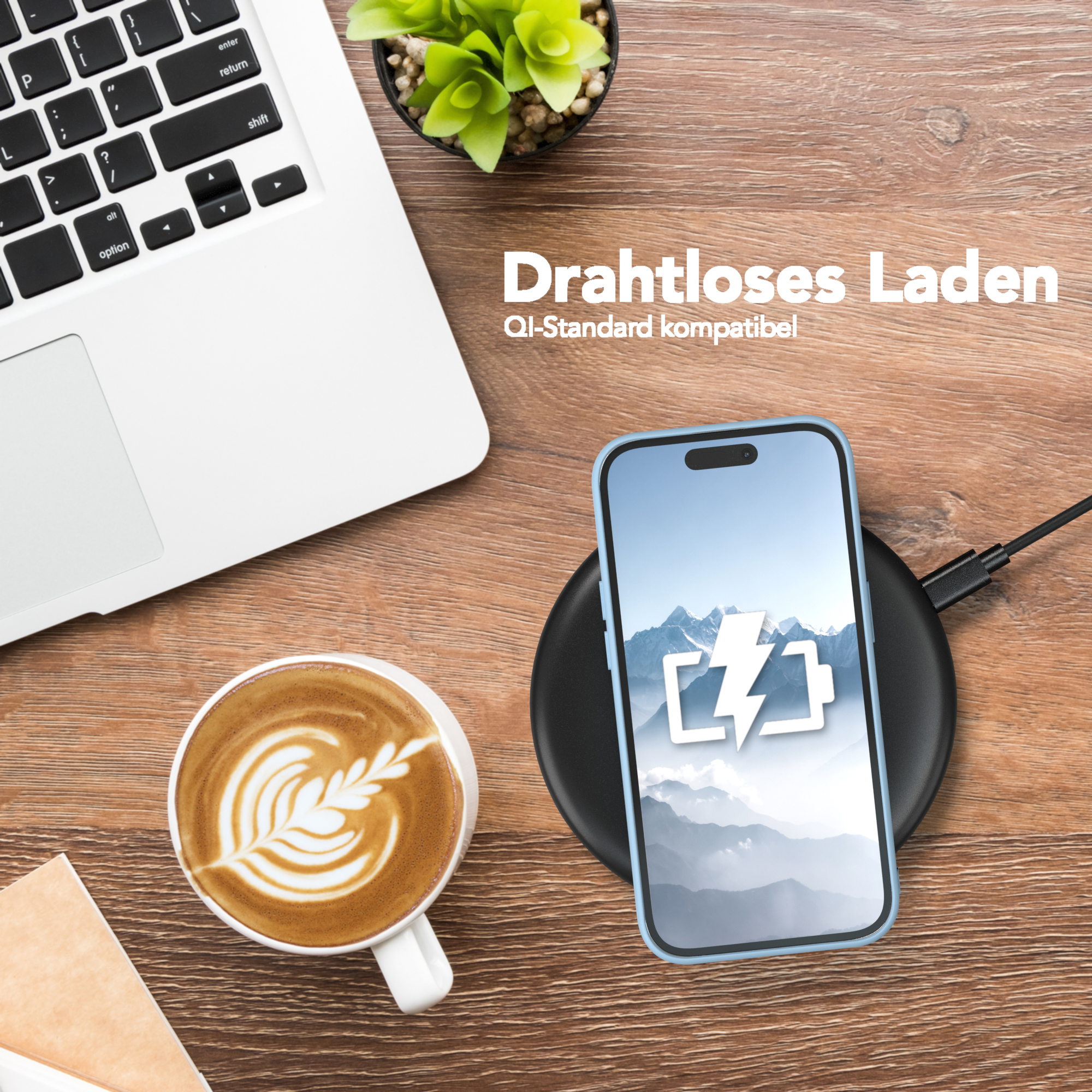 Ein Telefon auf einem kabellosen Ladegerät, ein Laptop und eine Tasse mit Latte Art.