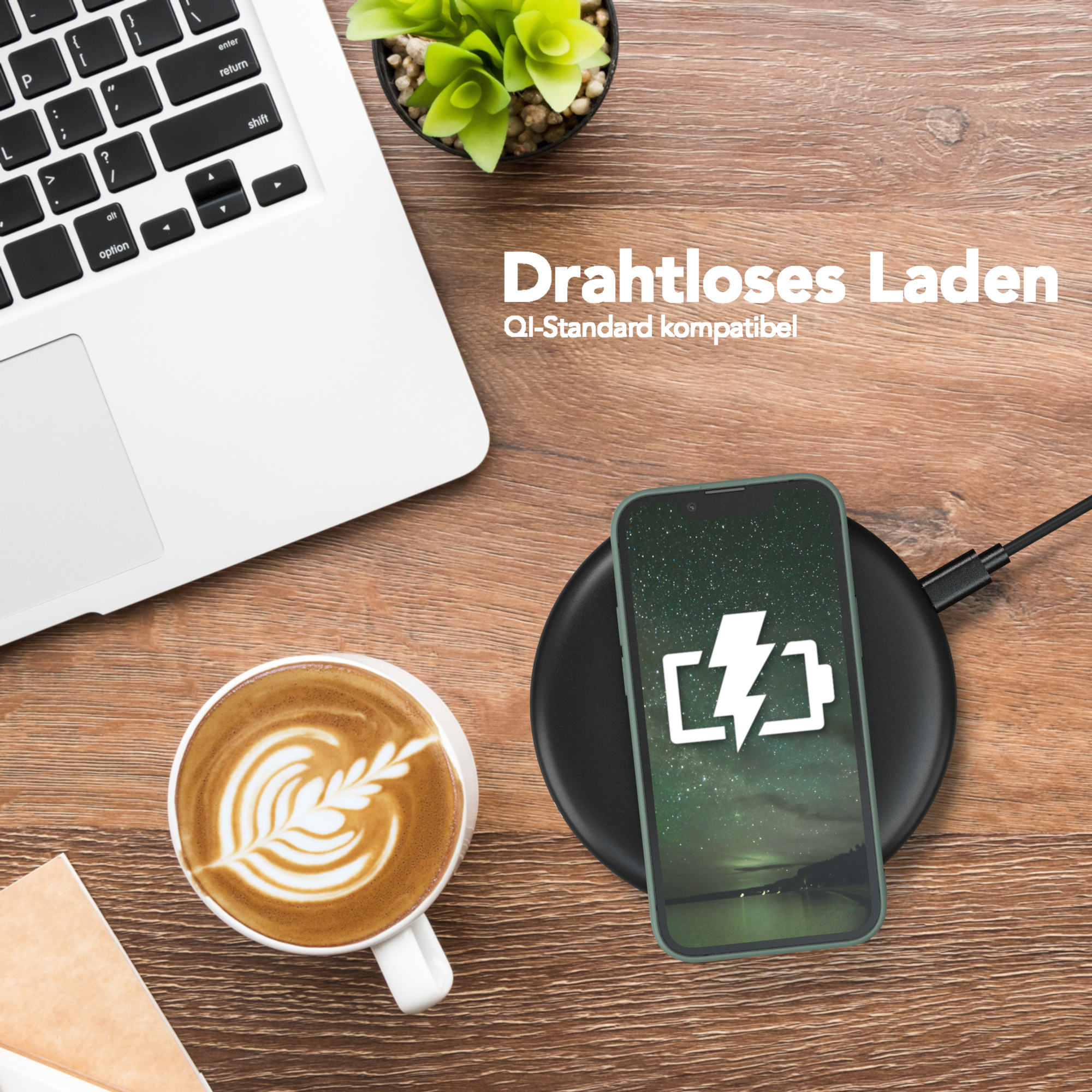 Laptop, Kaffeetasse und kabelloses Ladegerät mit Telefon, das einen Blitz auf einem Holztisch anzeigt.