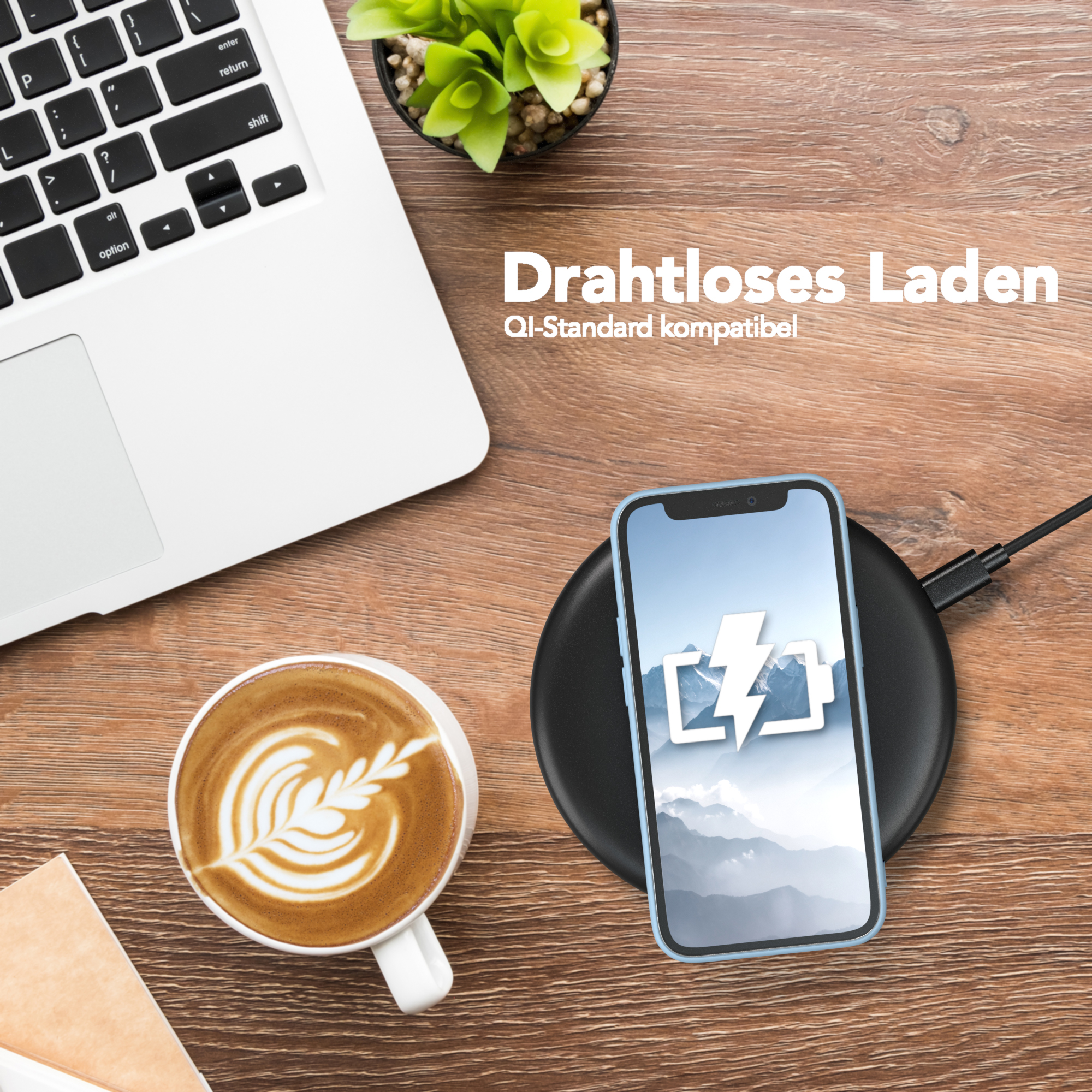 Telefon lädt auf kabellosem Ladegerät neben Kaffee und Laptop.