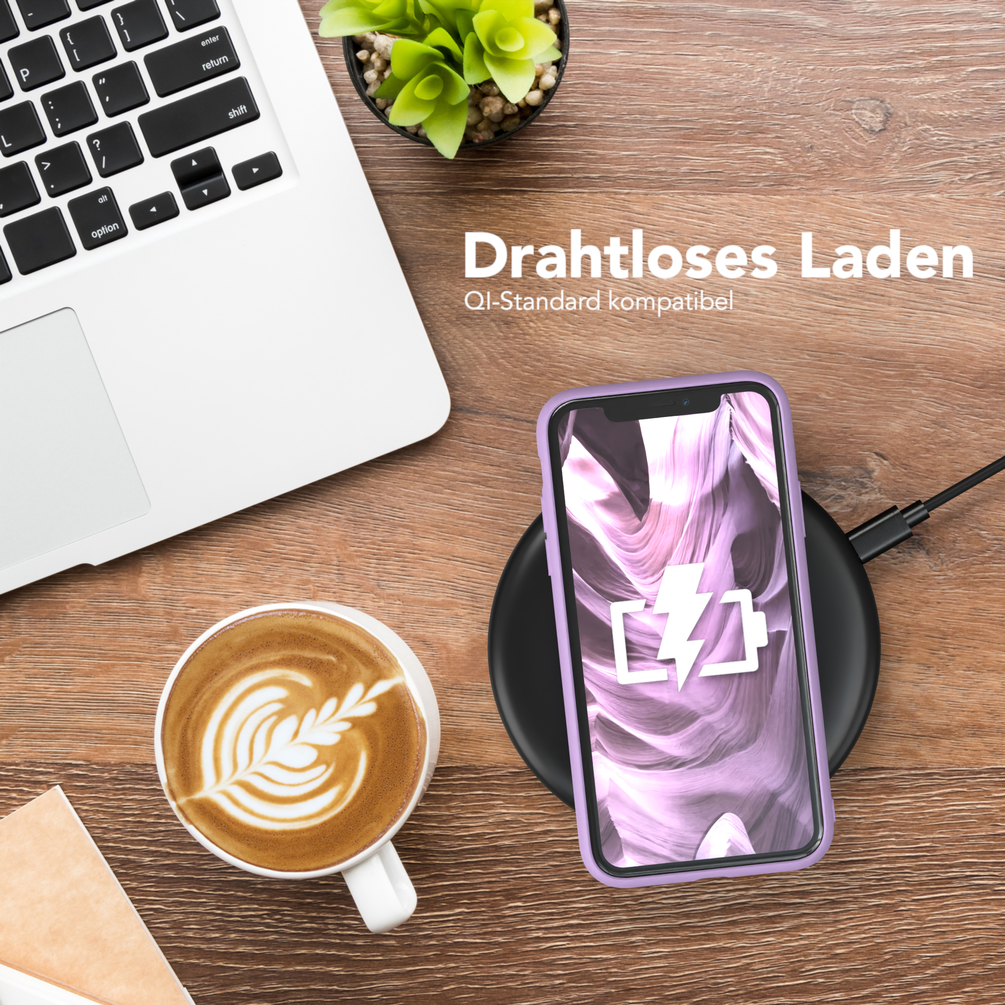 Telefon kabellos auf schwarzem Pad aufladen. Kaffee, Laptop und Pflanze auf dem Holztisch.