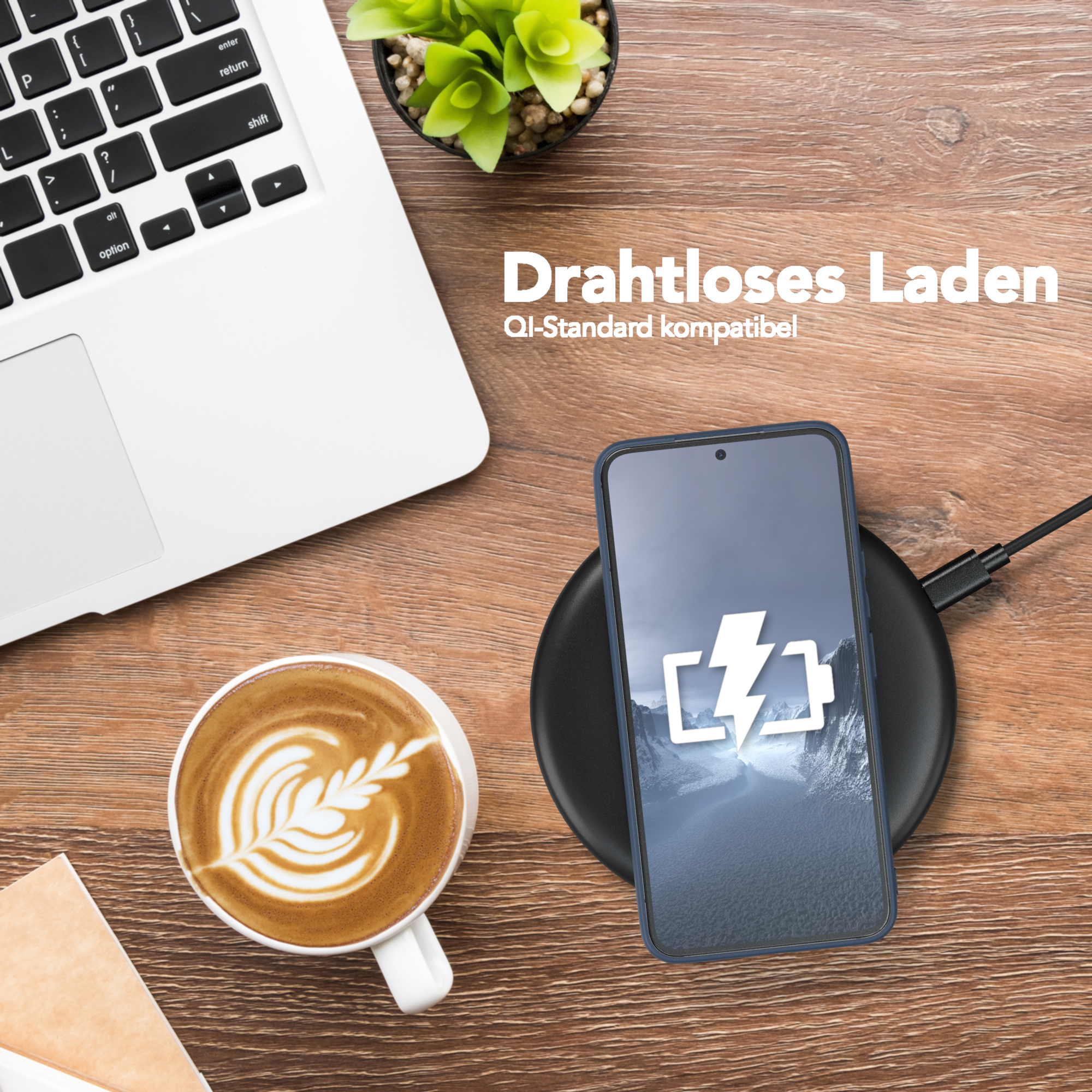 Laptop, Kaffee mit Kunst, Telefon auf Pad. Das Telefon hat Blitzsymbol.