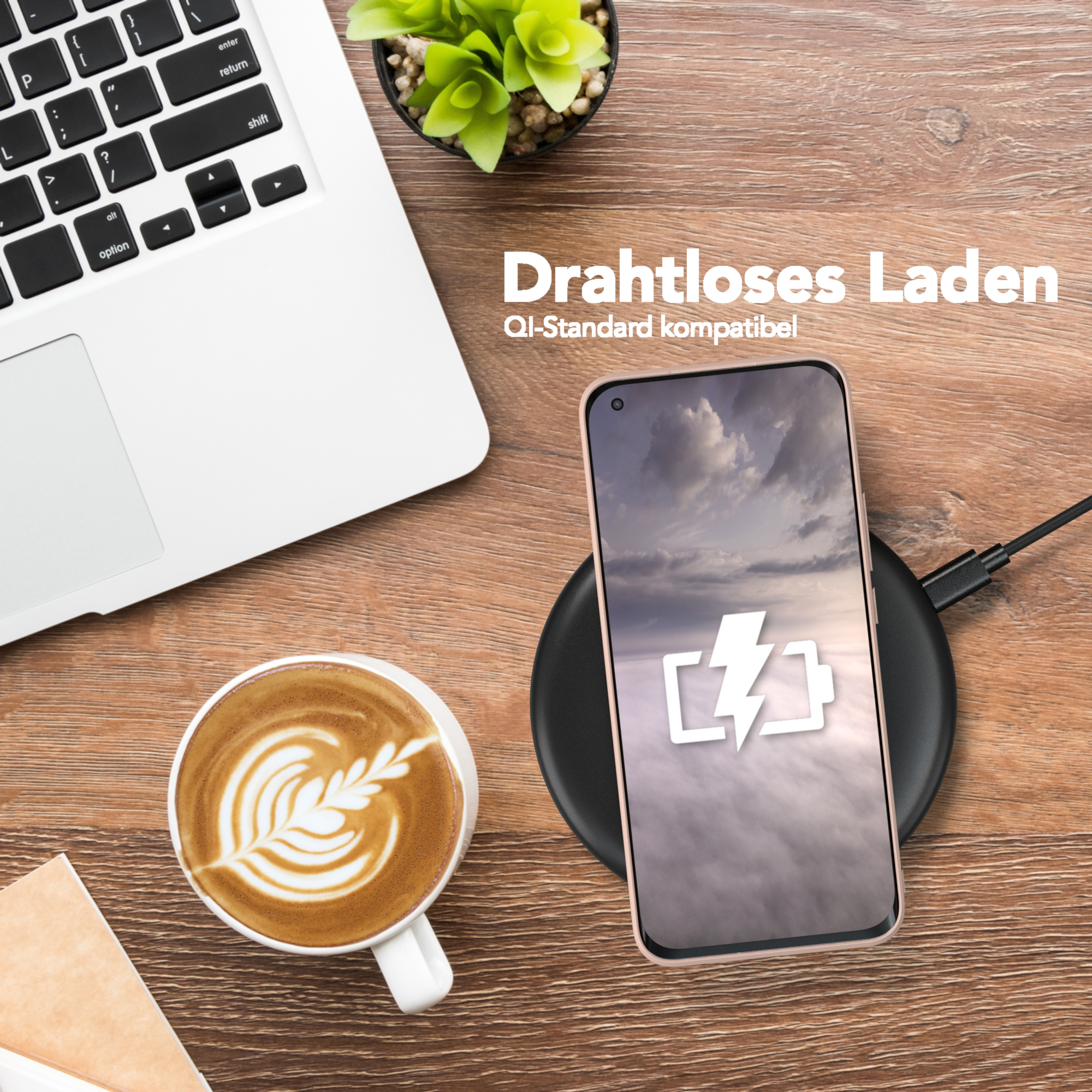 Telefon wird kabellos auf einem schwarzen Pad aufgeladen, mit einer Kaffeetasse und einem Laptop. Das Telefon zeigt einen Blitz.