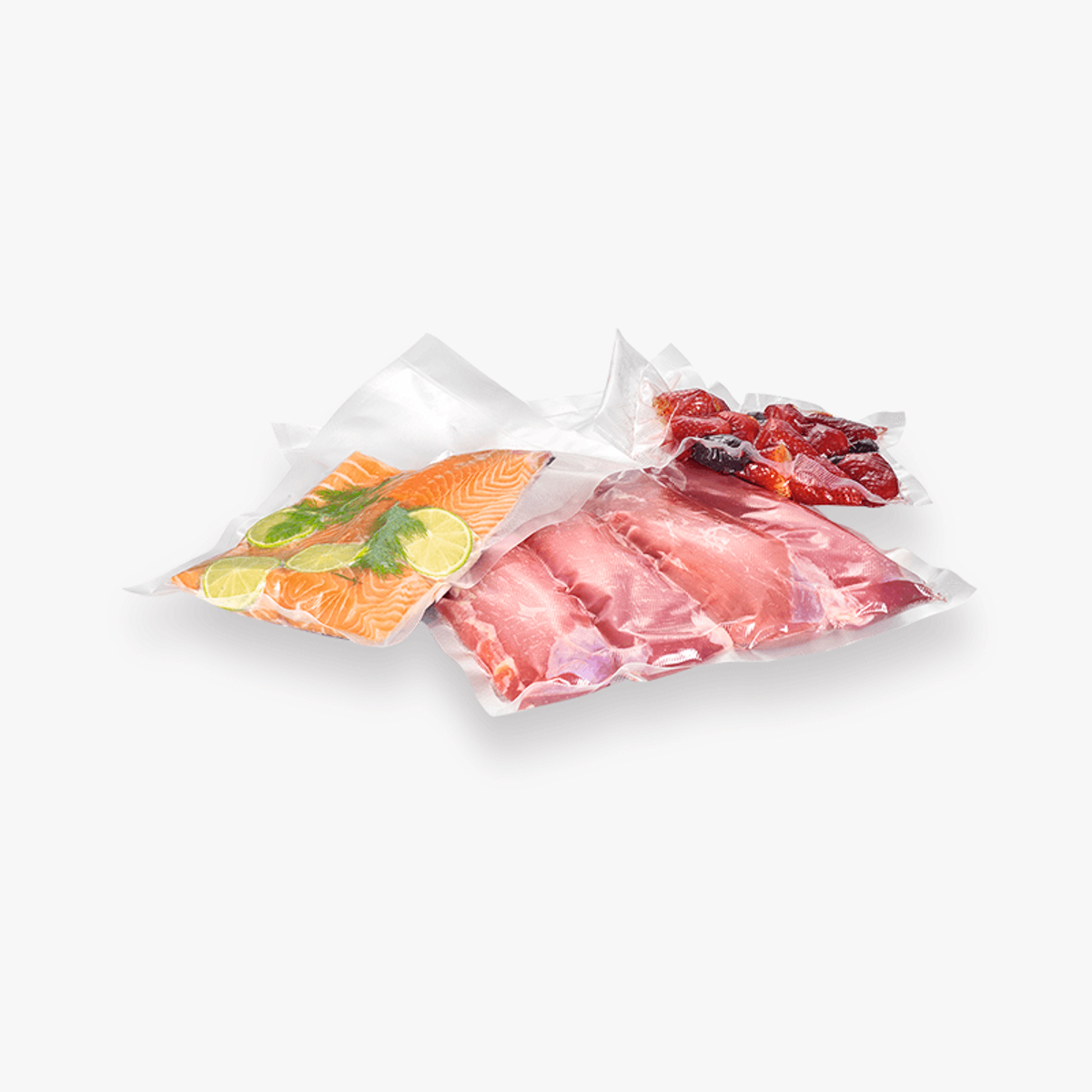 Drei Packungen vakuumverpackter Lebensmittel, Lachs, Fleisch und Gemüse. Weißer Hintergrund.