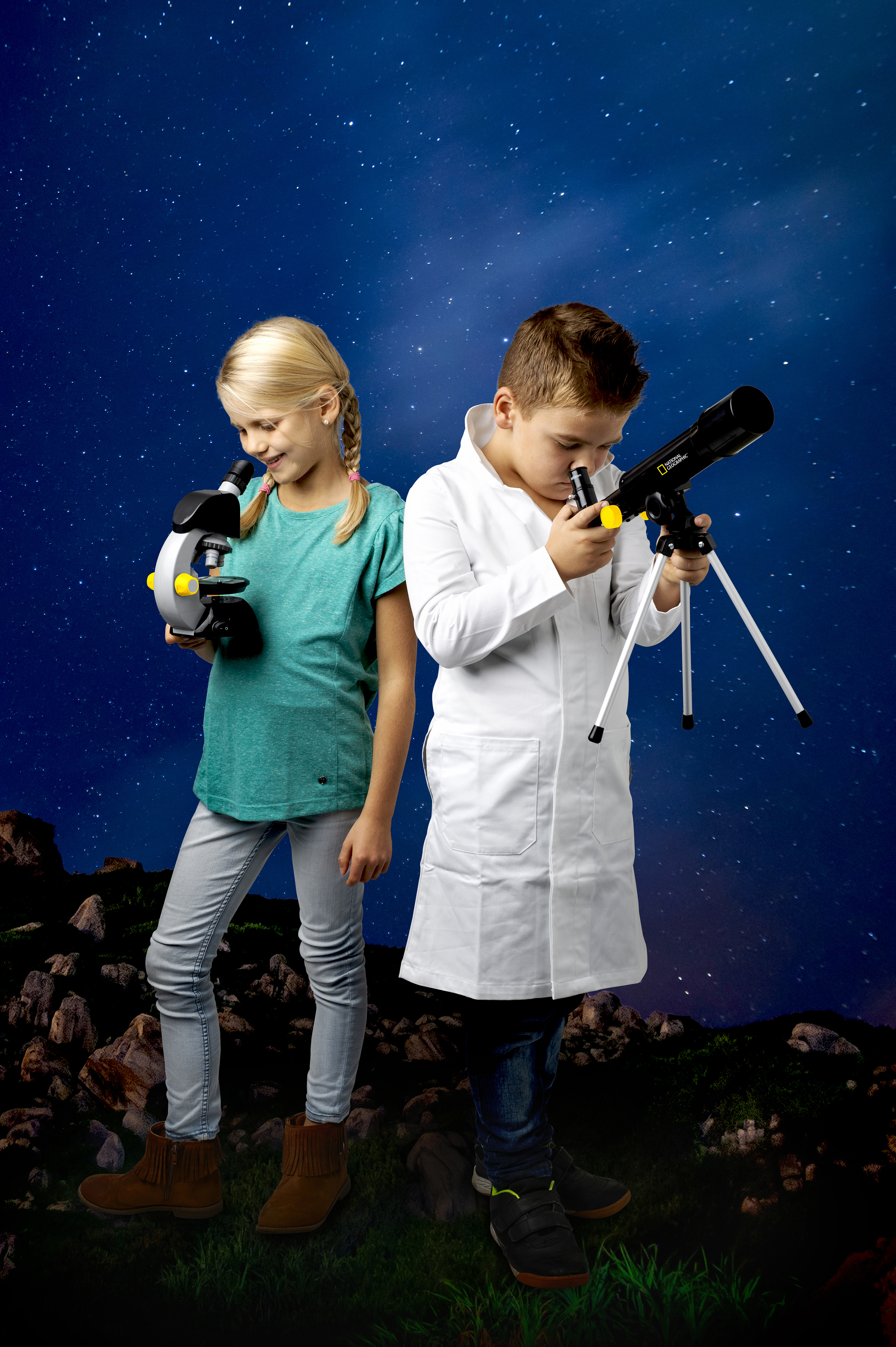 Dos niños con equipo científico. Uno con microscopio, otro con telescopio.