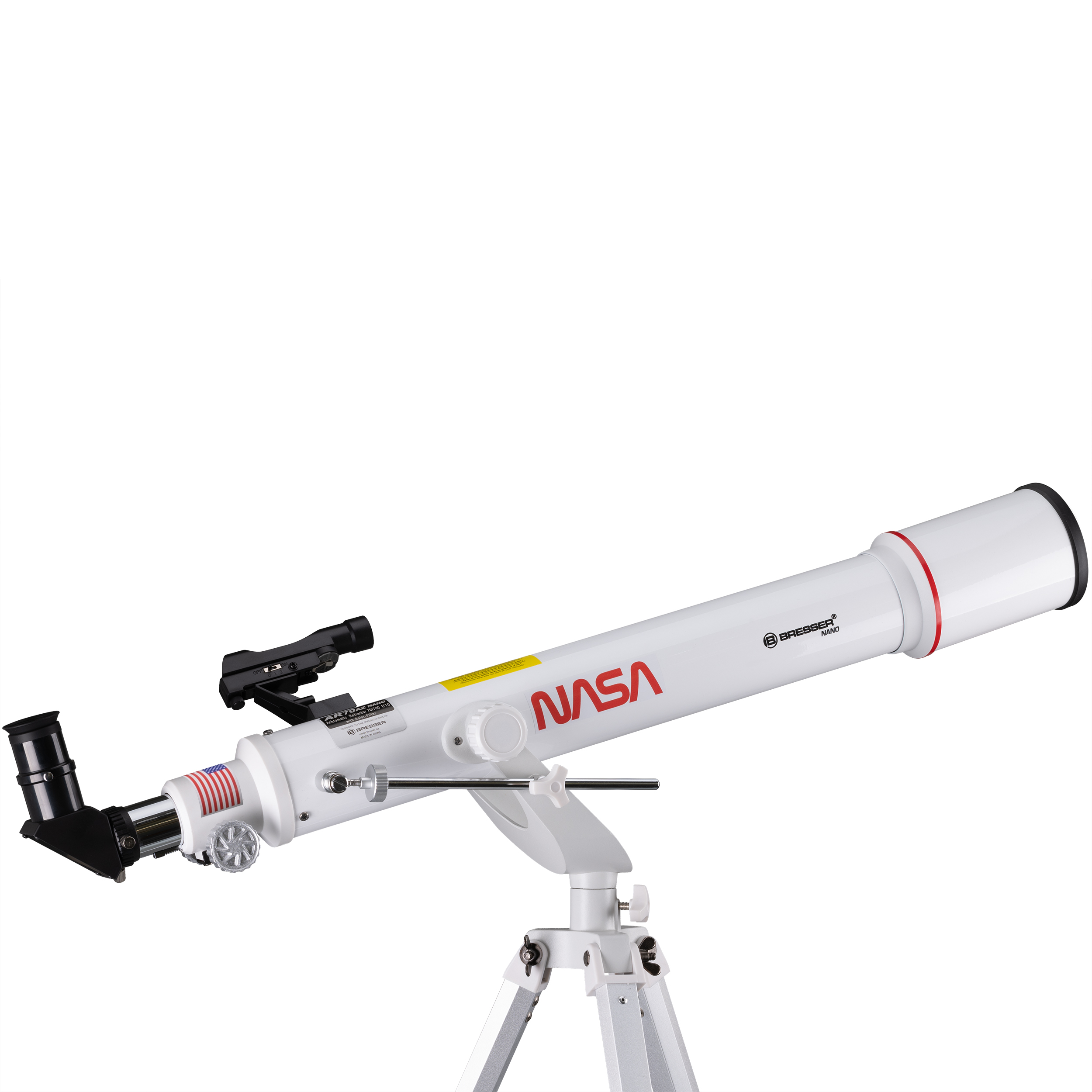 Un télescope blanc avec les marques NASA et Bresser, sur un trépied blanc. Fond : blanc.