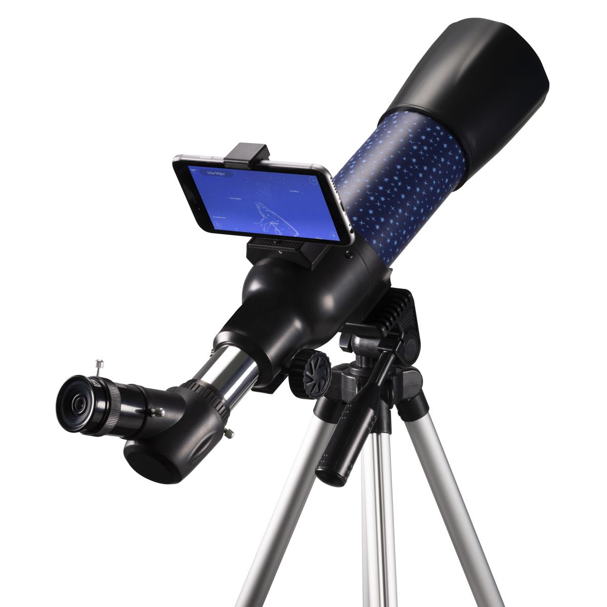 Un telescopio negro con un teléfono inteligente montado, apuntando al cielo.