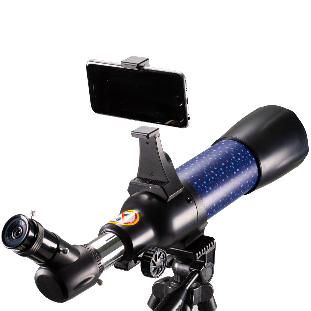 Un telescopio con un teléfono adjunto y un fondo blanco.