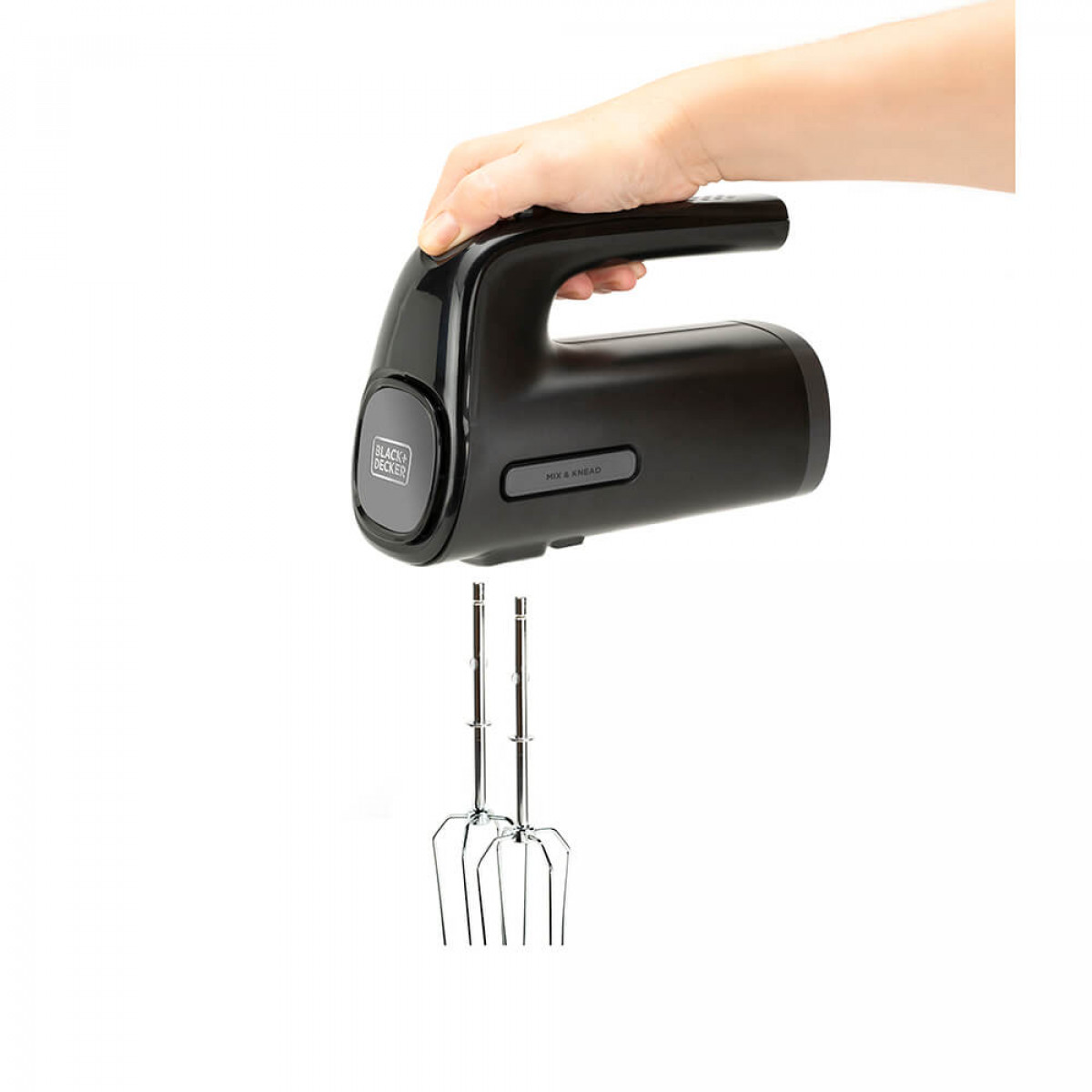Mano che tiene un frullatore a mano nero con fruste su sfondo bianco. Il frullatore è inclinato.