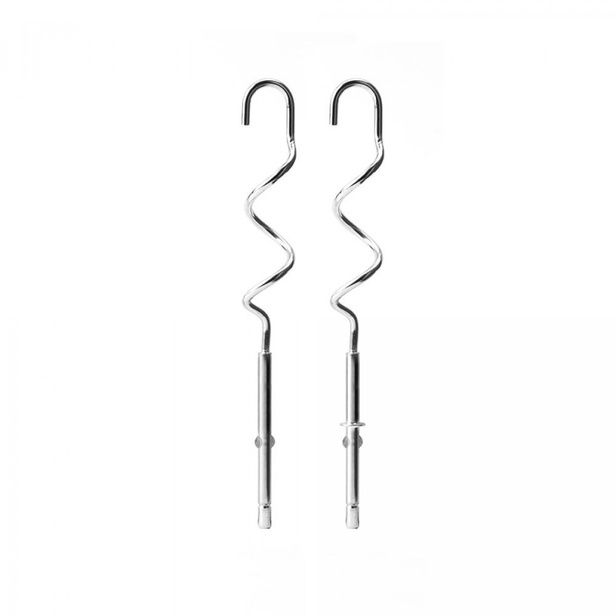 Due accessori metallici per mixer, affiancati, su sfondo bianco semplice.
