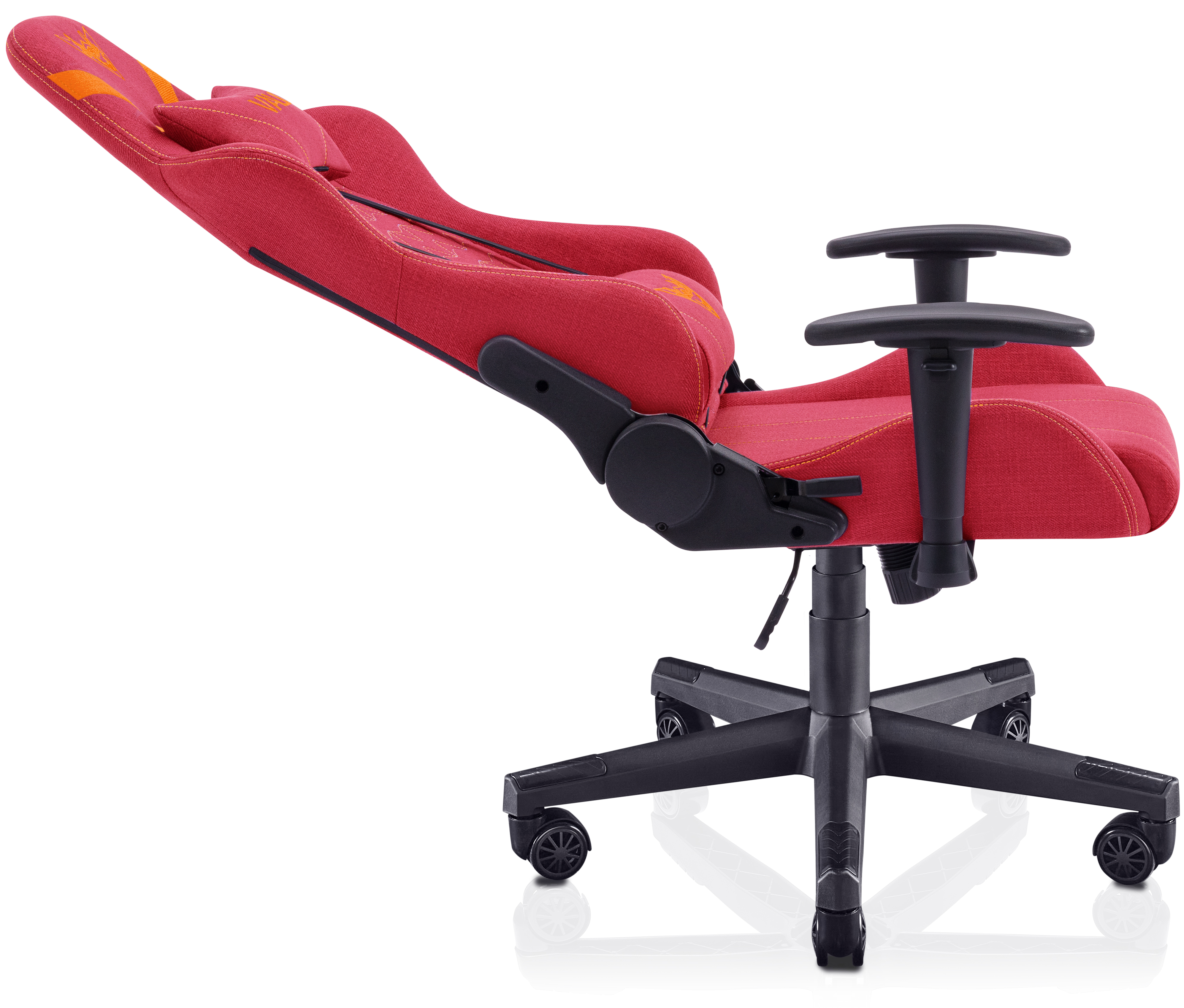 Silla gaming roja con base y reposabrazos negros. La silla está inclinada hacia atrás.
