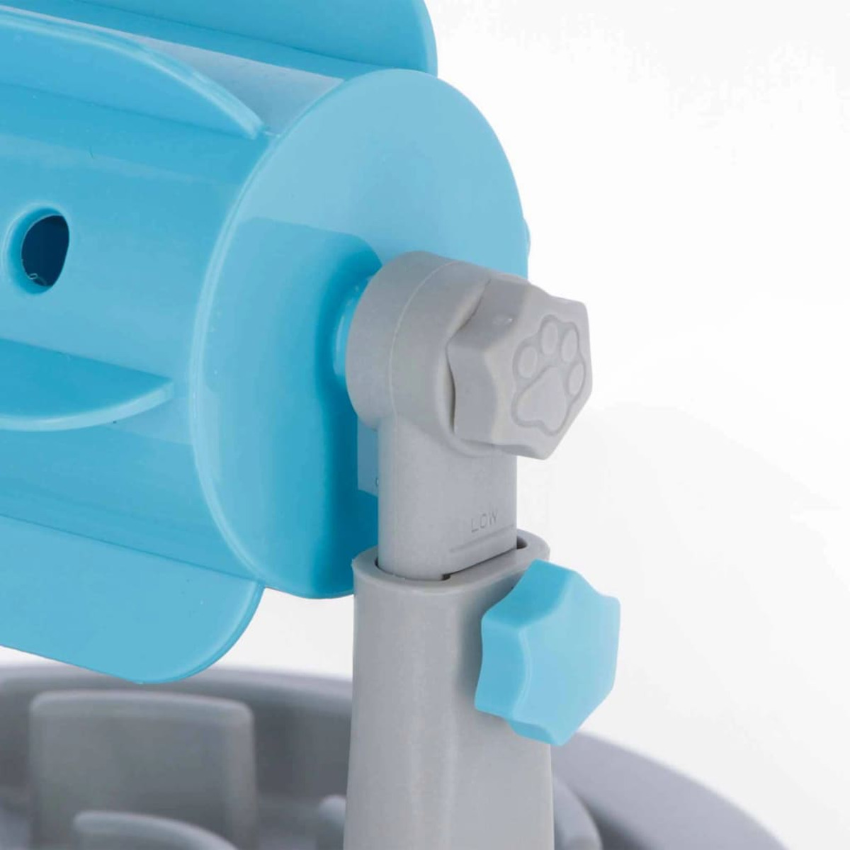 Blaues und graues Plastikspielzeug. Es hat ein rotierendes Rad und ein Pfotenabdruck-Design.