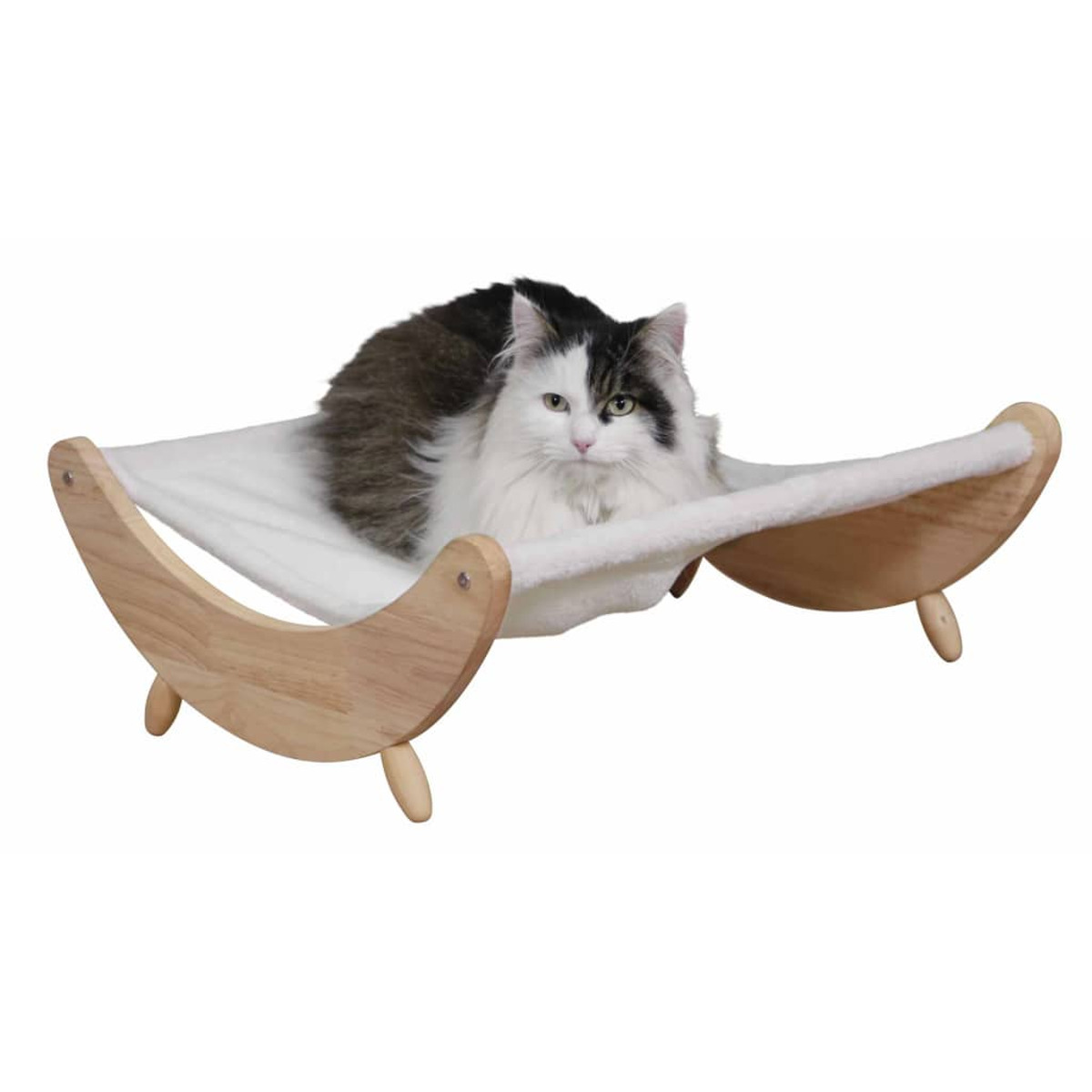 Un gatto in un letto stile amaca con telaio in legno.