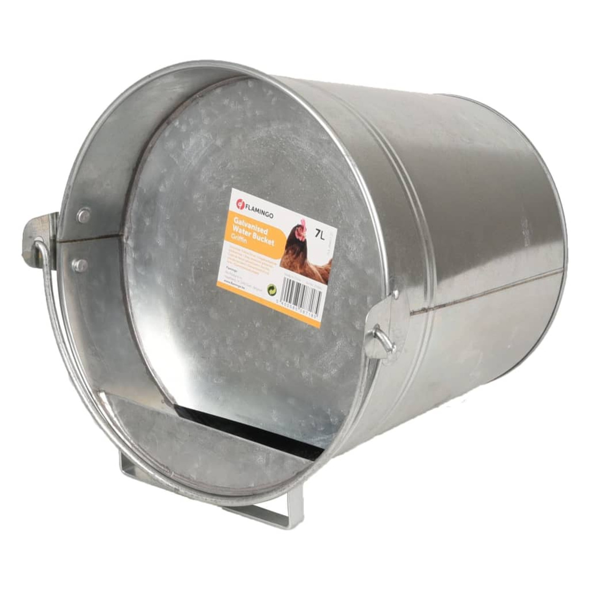 Ein verzinkter Metallwasserbehälter mit Griff und einer kleinen Ablage für Hühner, isoliert auf Weiß.