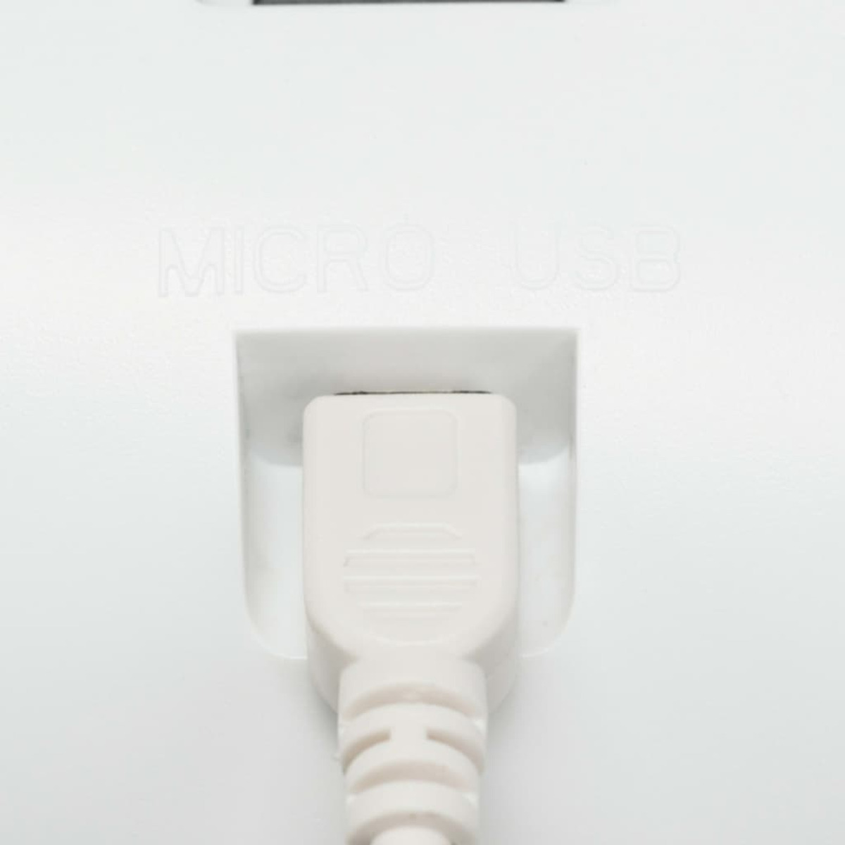 Nahaufnahme eines weißen USB-Anschlusses. Text: MICRO USB.