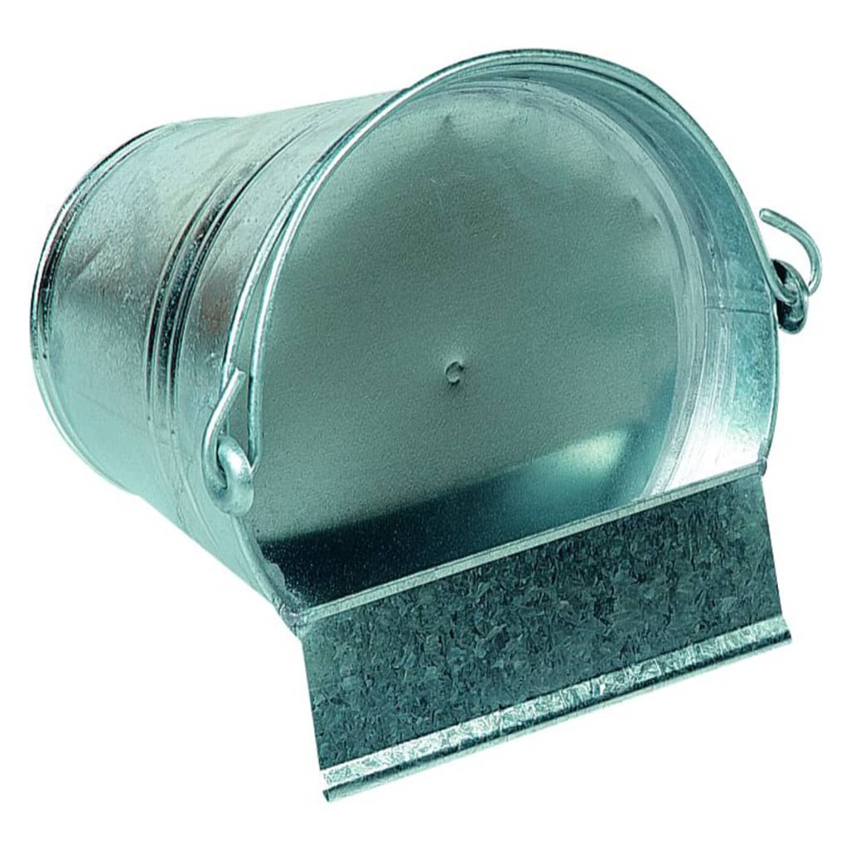 Ein gekippter, verzinkter Metalleimer mit einem Metallstreifen an der Basis, isoliert auf Weiß.
