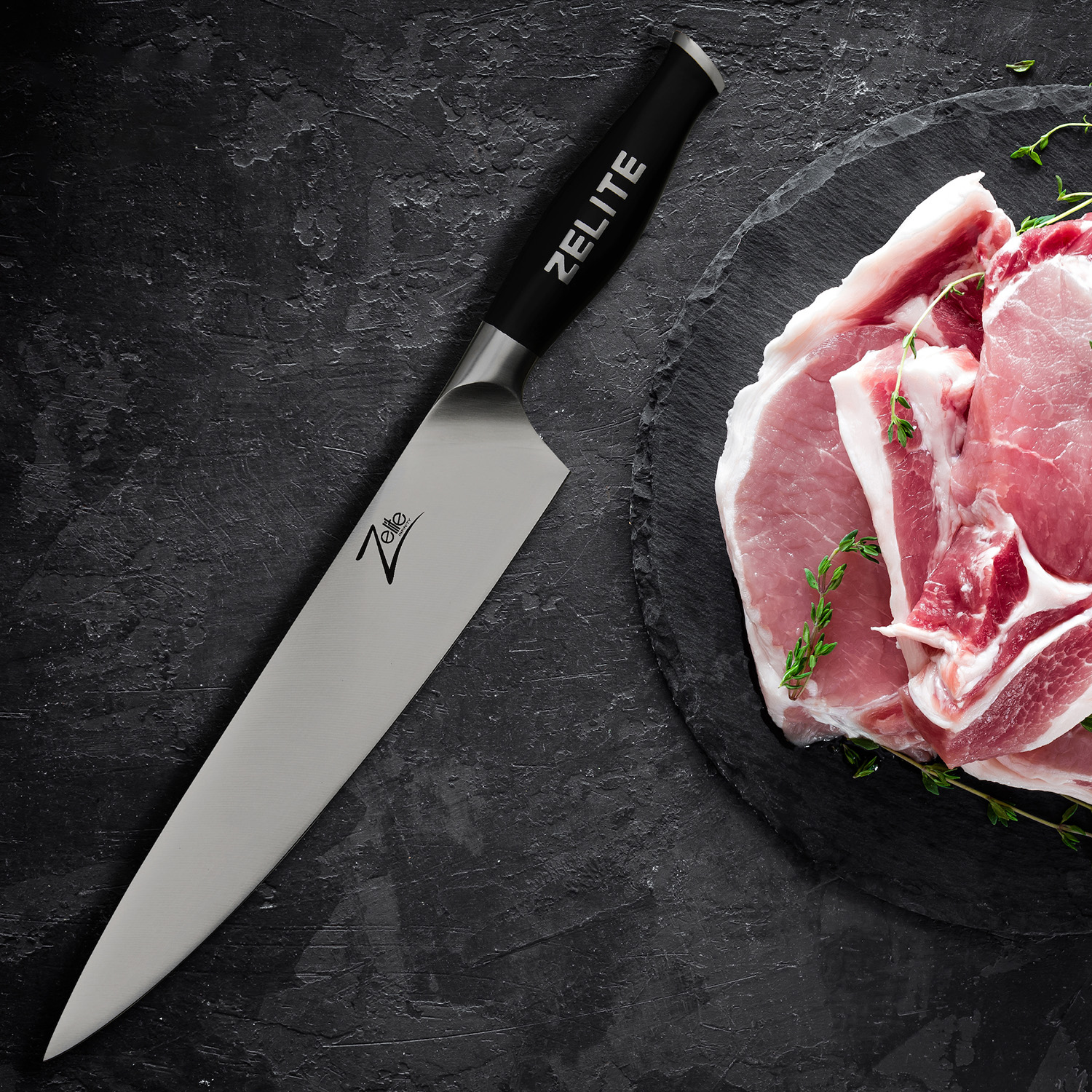 Kochmesser und rohe Schweinekoteletts auf schwarzer Oberfläche, mit Thymianzweigen.