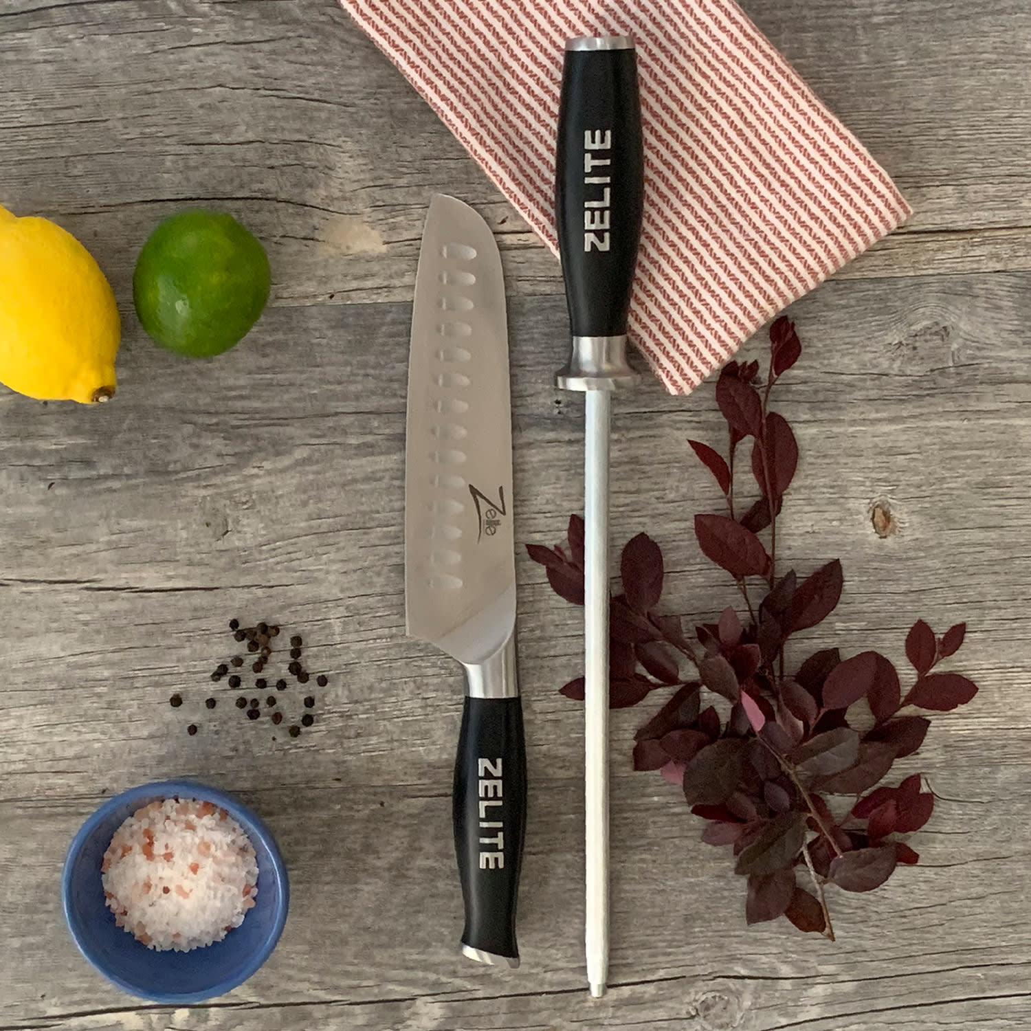 Draufsicht auf eine Küchenszene mit Messer, Schärfer, Obst und anderen Gegenständen.
