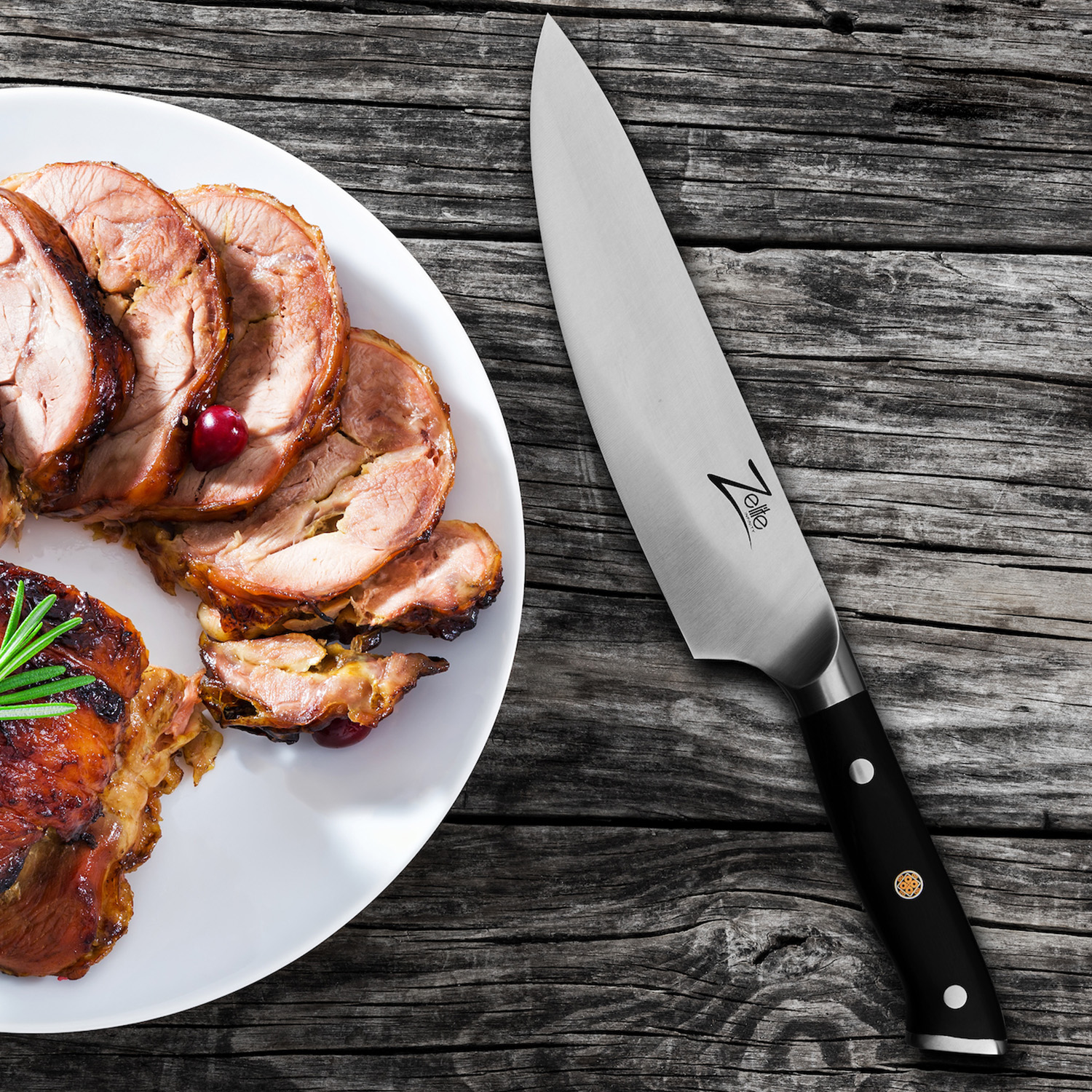 Ein Kochmesser neben geschnittenem, gekochtem Fleisch auf einem weißen Teller auf einem Holztisch.