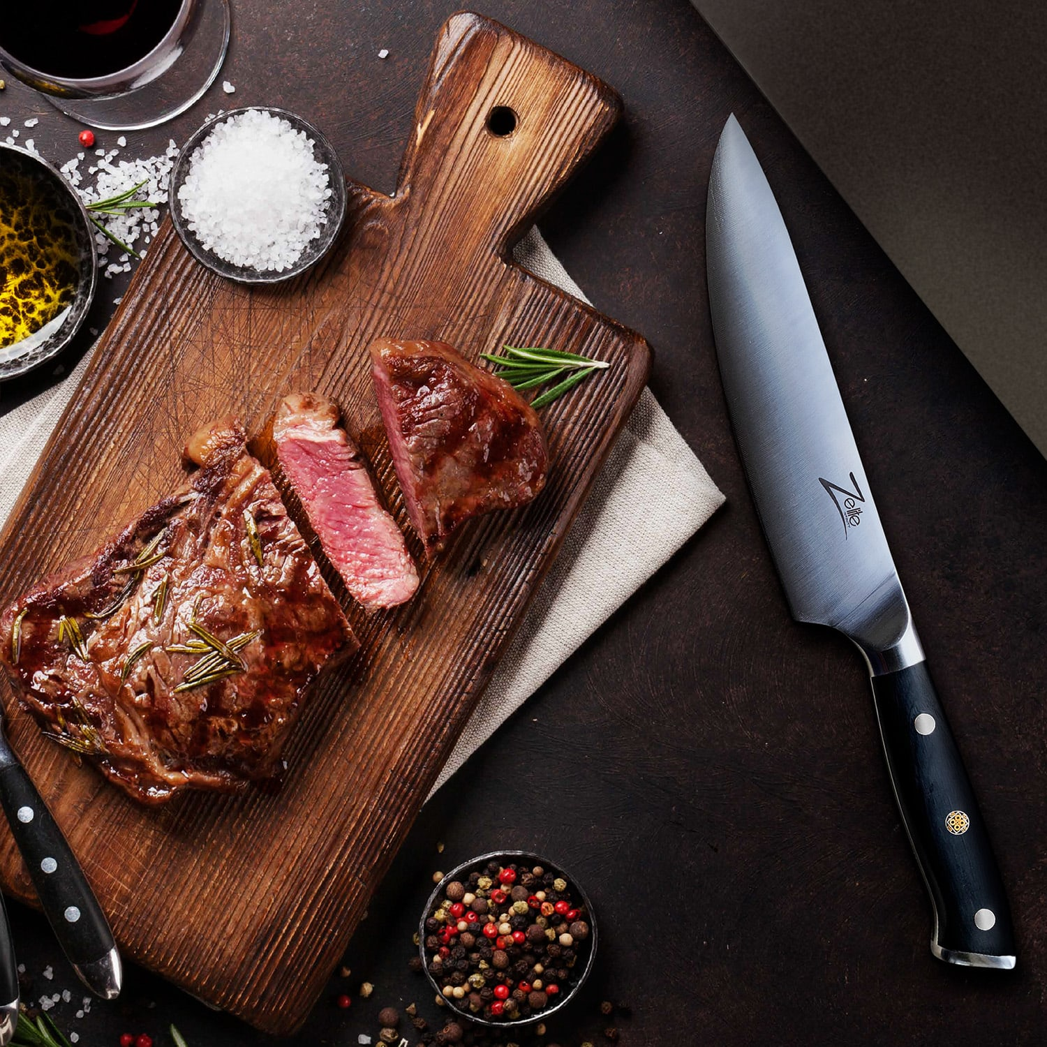 Steak auf einem Holzbrett mit Messer, Öl, Salz und Pfeffer.