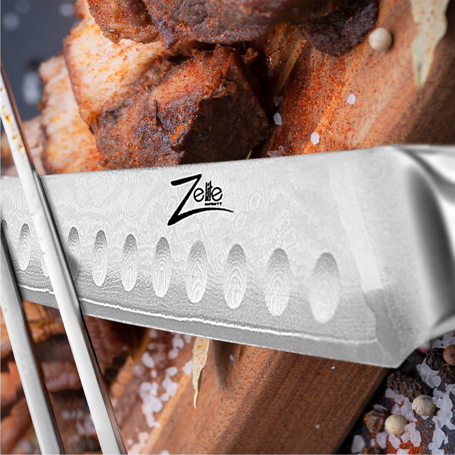 Nahaufnahme eines Messers mit gemusterter Klinge neben gekochtem Fleisch und einer Zange.