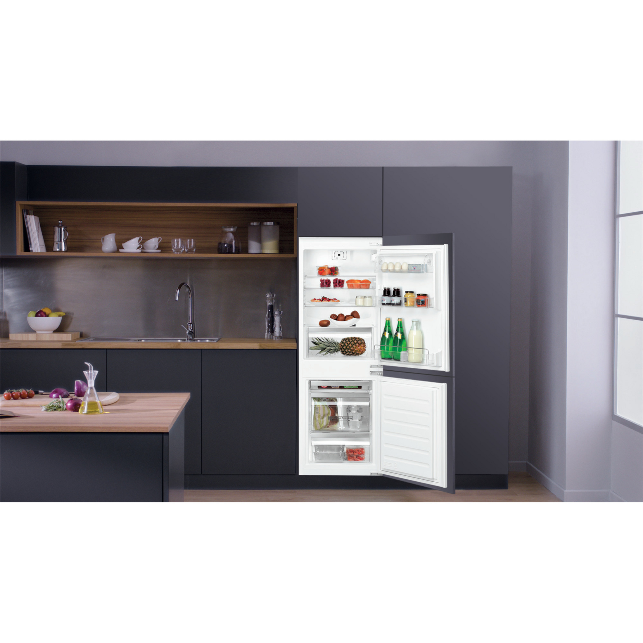 Kücheninterieur mit Kühlschrank, Theke und Schränken. Der Kühlschrank ist geöffnet. Der Hintergrund ist dunkelgrau.