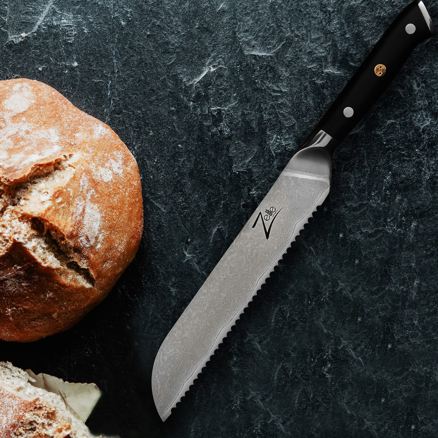 Brotsägemesser und ein Laib Brot auf dunkler Oberfläche. Das Messer hat eine gezahnte Klinge.