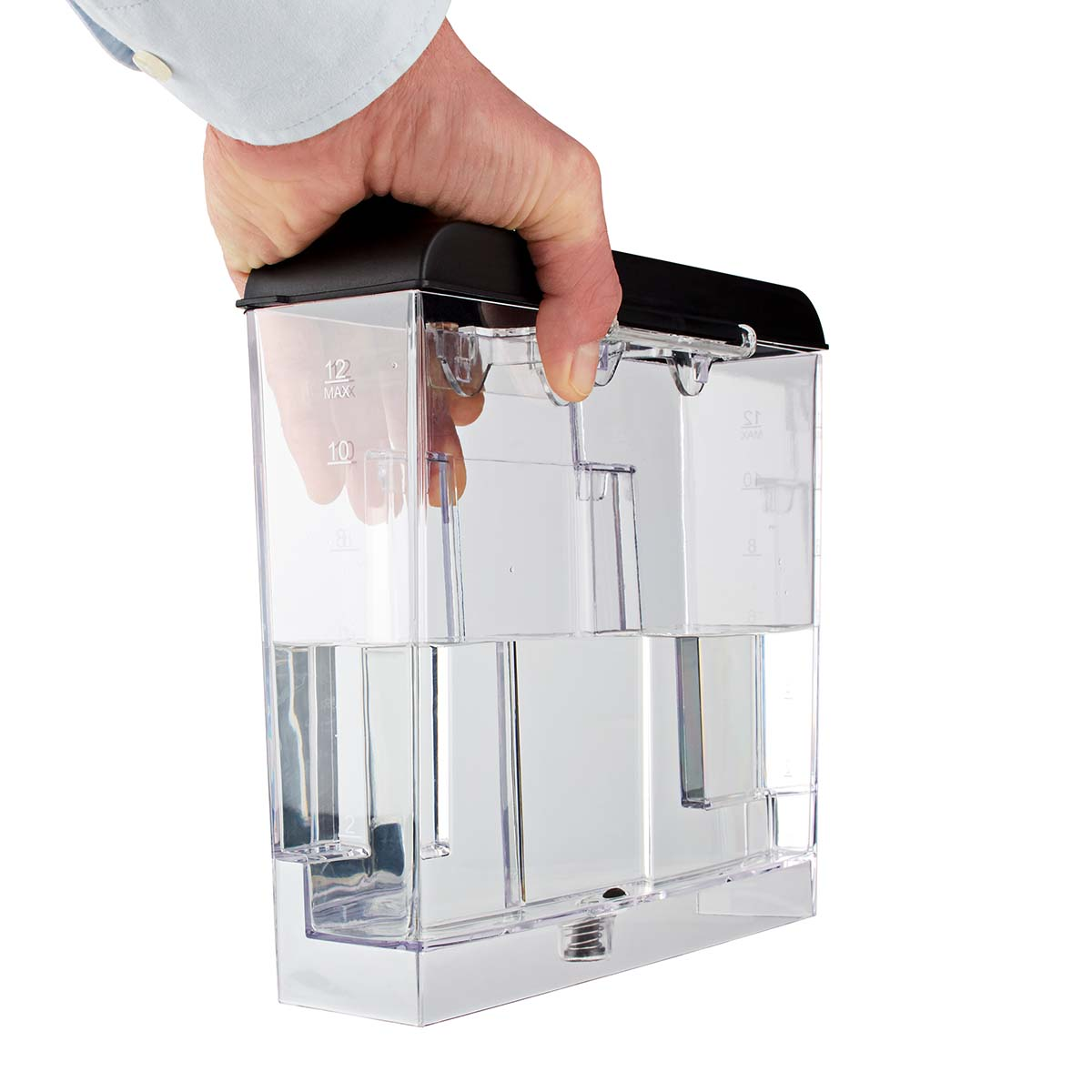 Osoba trzyma przezroczysty plastikowy zbiornik na wodę. Ma czarną pokrywę i oznaczenia.