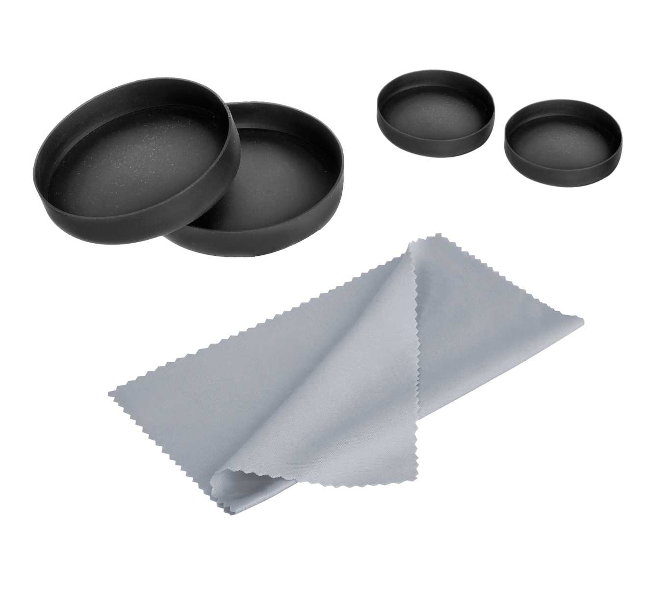 Schwarze Objektivdeckel und ein Objektiv-Reinigungstuch auf weißem Hintergrund.