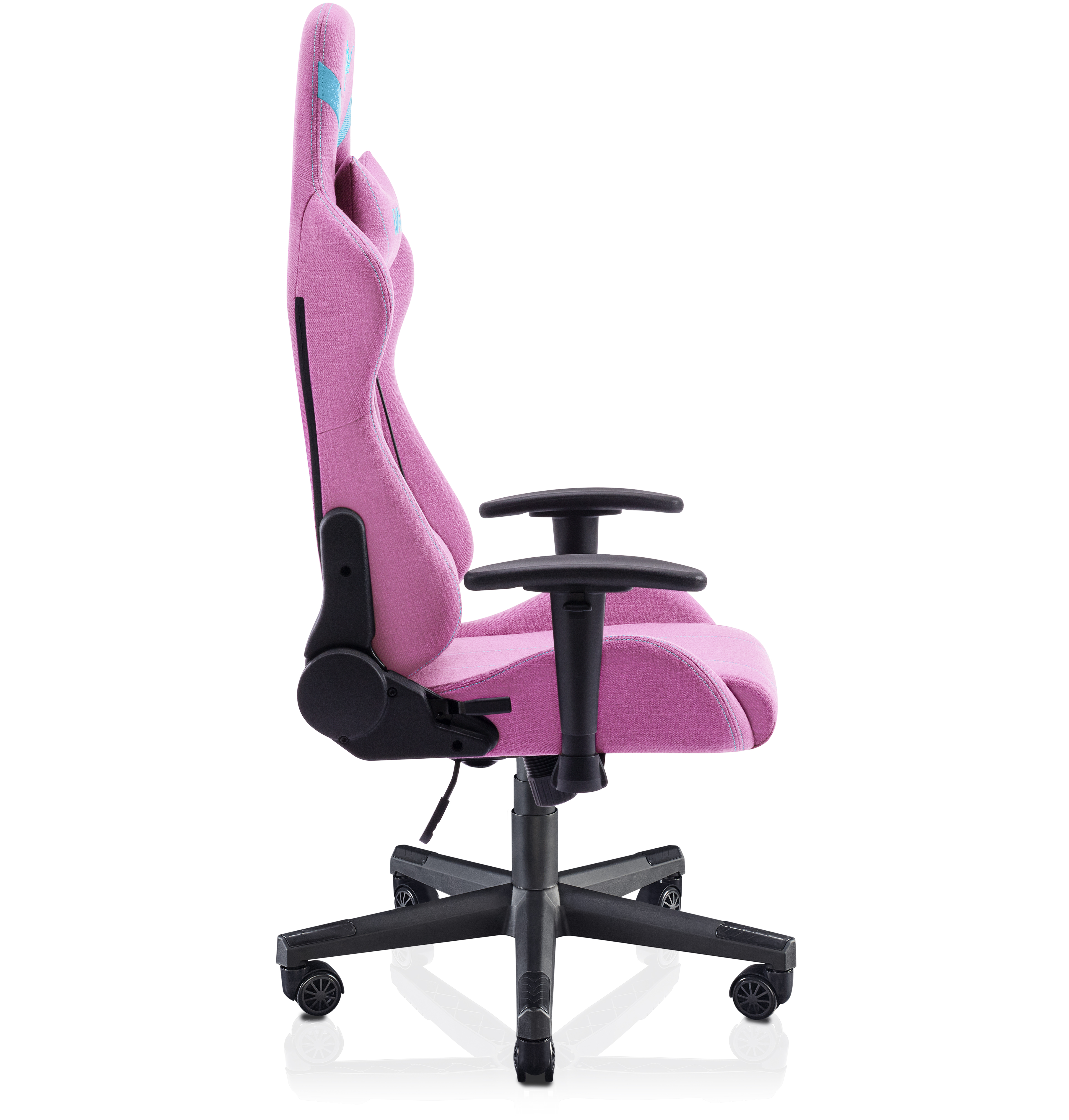 Silla gaming rosa con reposabrazos y base negros. Acentos azules en el respaldo. Vista lateral.